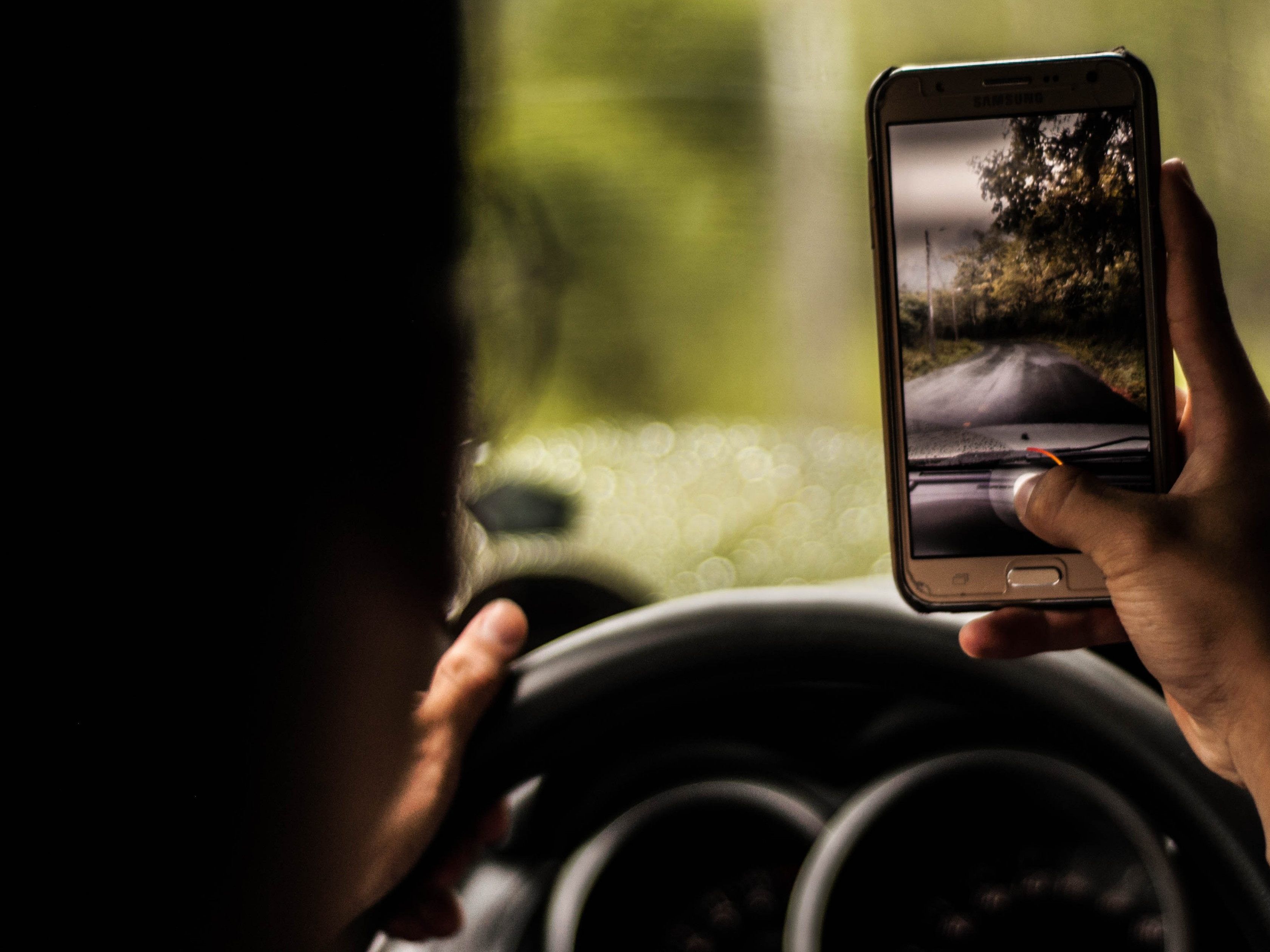 Der Fahrer übertrug seine 180 km/h schnelle Raserei mit dem Handy.