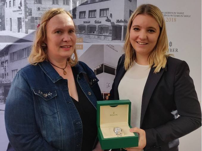Sabine aus Schlins (links) ist die glückliche Gewinnerin.