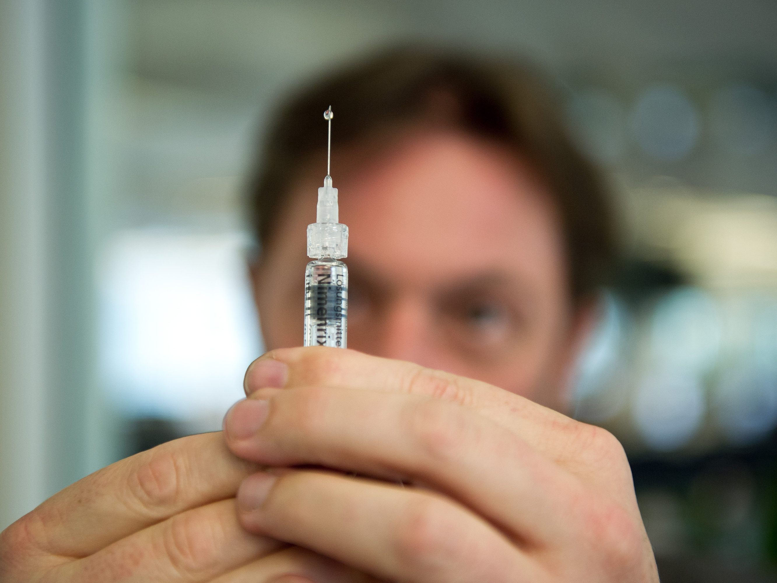 Menschen mit schwachem Immunsystem sollten sich impfen lassen. Menschen mit schwachem Immunsystem sollten sich impfen lassen.