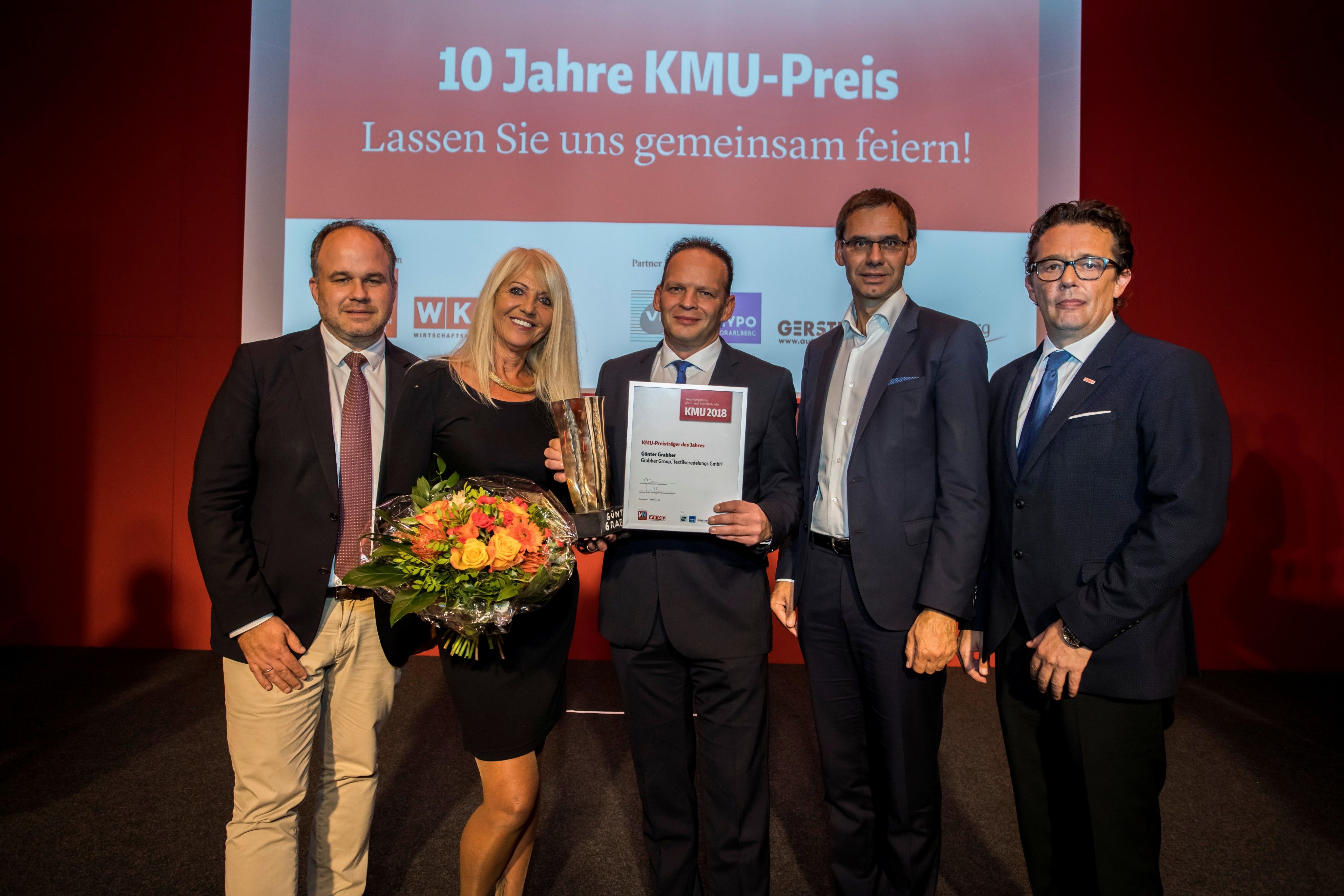 Gratuliert haben ihm und Gattin Angelika sowie den Branchensiegern und Ausgezeichneten (v. l.) VN-Chefredakteur Gerold Riedmann, Landeshauptmann Markus Wallner und Wirtschaftskammerpräsident Hans-Peter Metzler