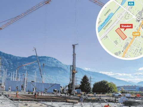 In Hohenems müssen die Kräne beim Bau von Grass vorübergehend ruhen.