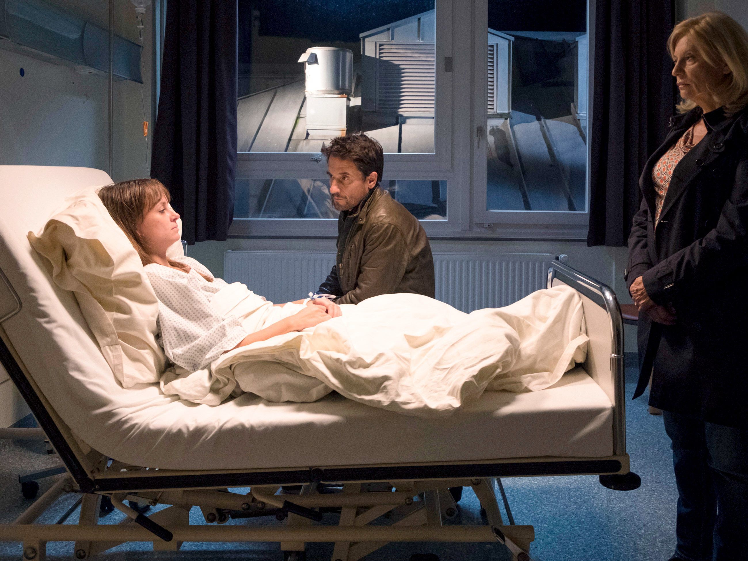 ach dem Mord an ihrer Freundin steht Anna Welter (Lilly Menke) unter Schock.
