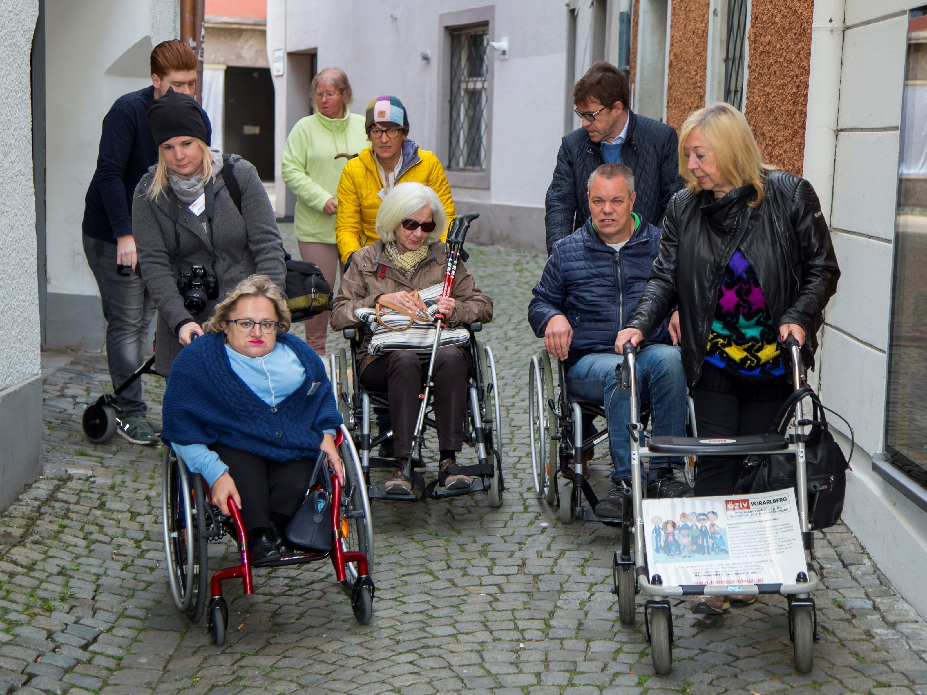 „Beläge im Freien sollten gut berollbar und erschütterungsarm sein“, verweist Karin Stöckler (im Bild vorne links) auf die Ö-Norm B 1600. „Beläge im Freien sollten gut berollbar und erschütterungsarm sein“, verweist Karin Stöckler (im Bild vorne links) auf die Ö-Norm B 1600.