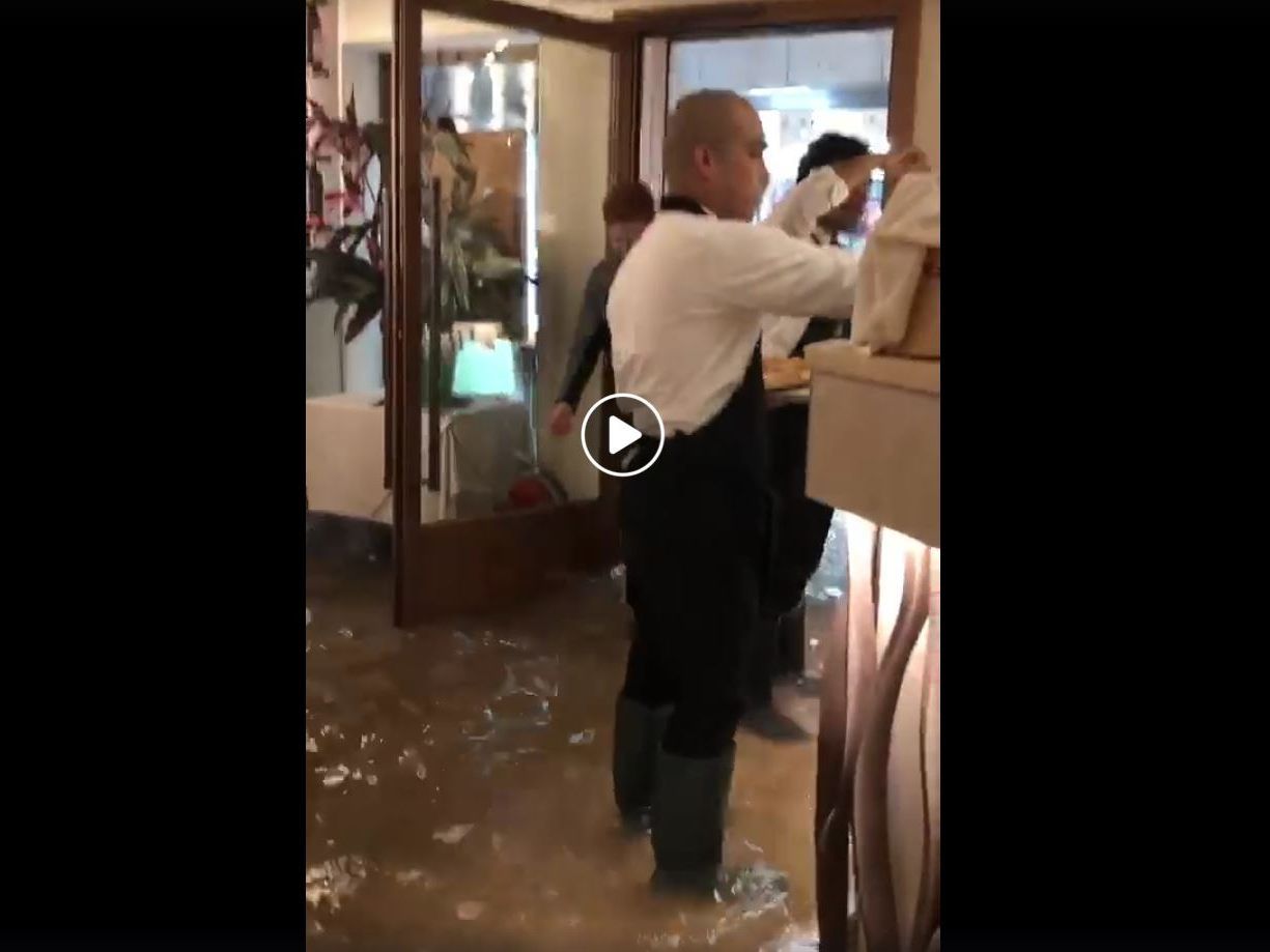 Diese Kellner lassen sich von dem Hochwasser nicht aus der Ruhe bringen. Diese Kellner lassen sich von dem Hochwasser nicht aus der Ruhe bringen.