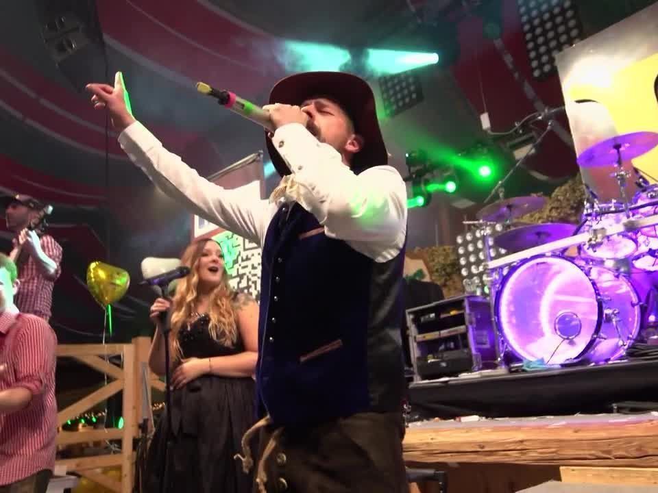 Klaas Heufer-Umlauf trat mit einem sozialkritischen Song auf dem Wasen auf. Klaas Heufer-Umlauf trat mit einem sozialkritischen Song auf dem Wasen auf.