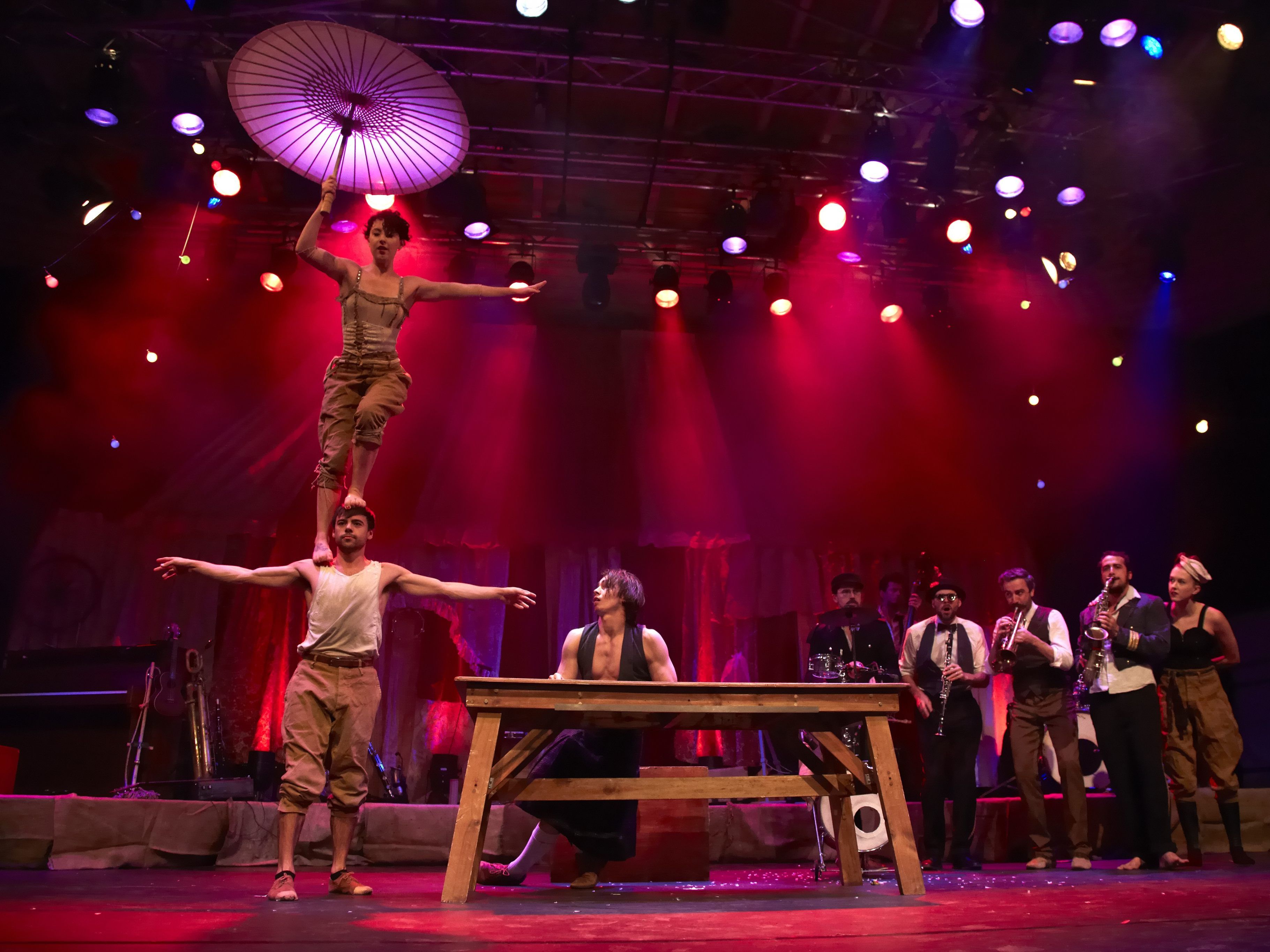 Die Company 2 aus Australien begeisterte mit ihrer Show "Scotch & Soda". Die Company 2 aus Australien begeisterte mit ihrer Show "Scotch & Soda".