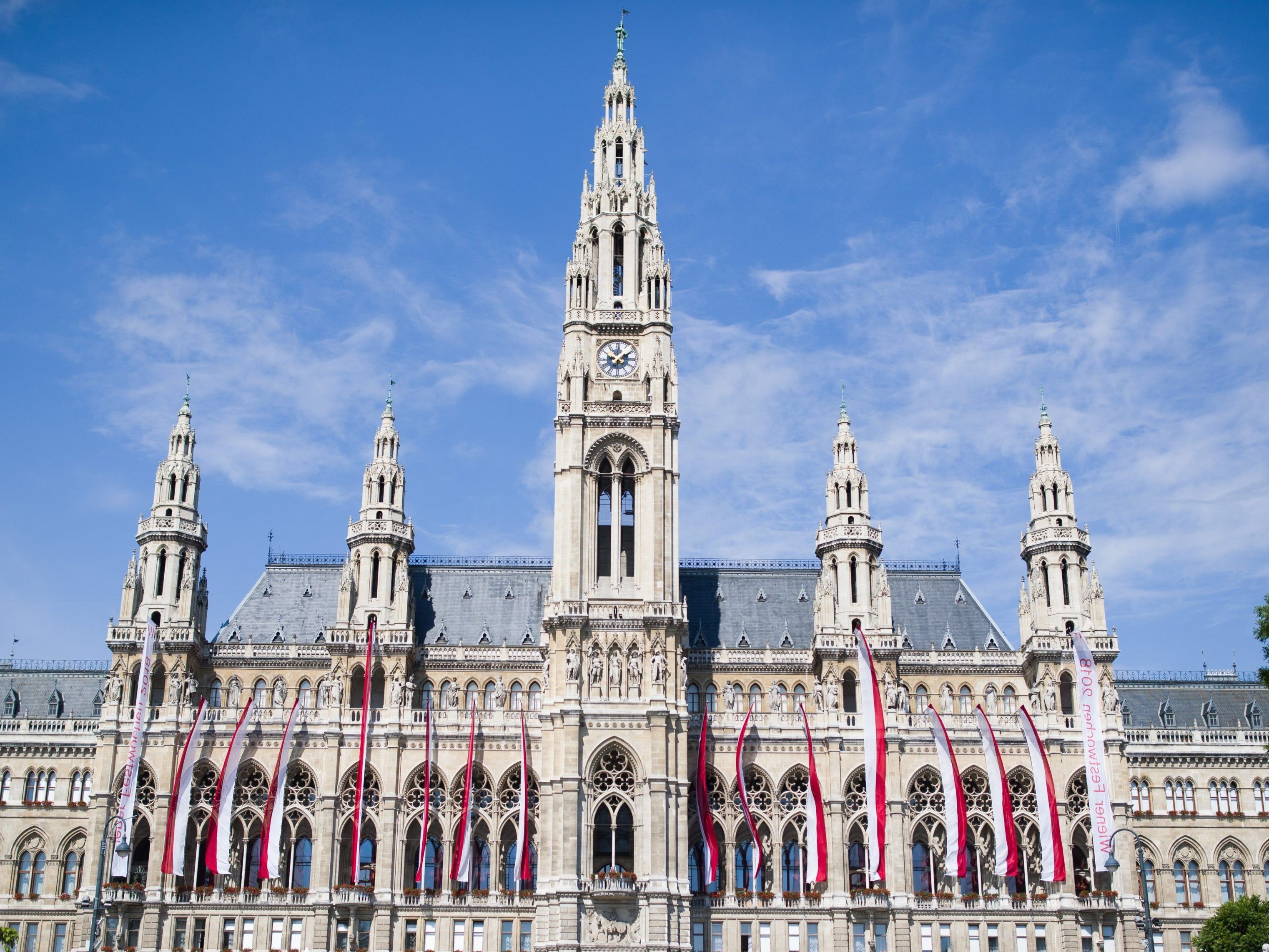 Nun wird über den "Hitler-Blakon" am Wiener Rathaus diskutiert.