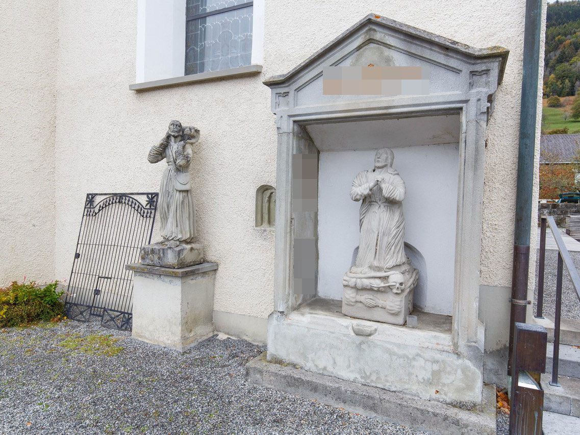 Unbekannte Täter beschädigten das Familiengrab in Düns.
