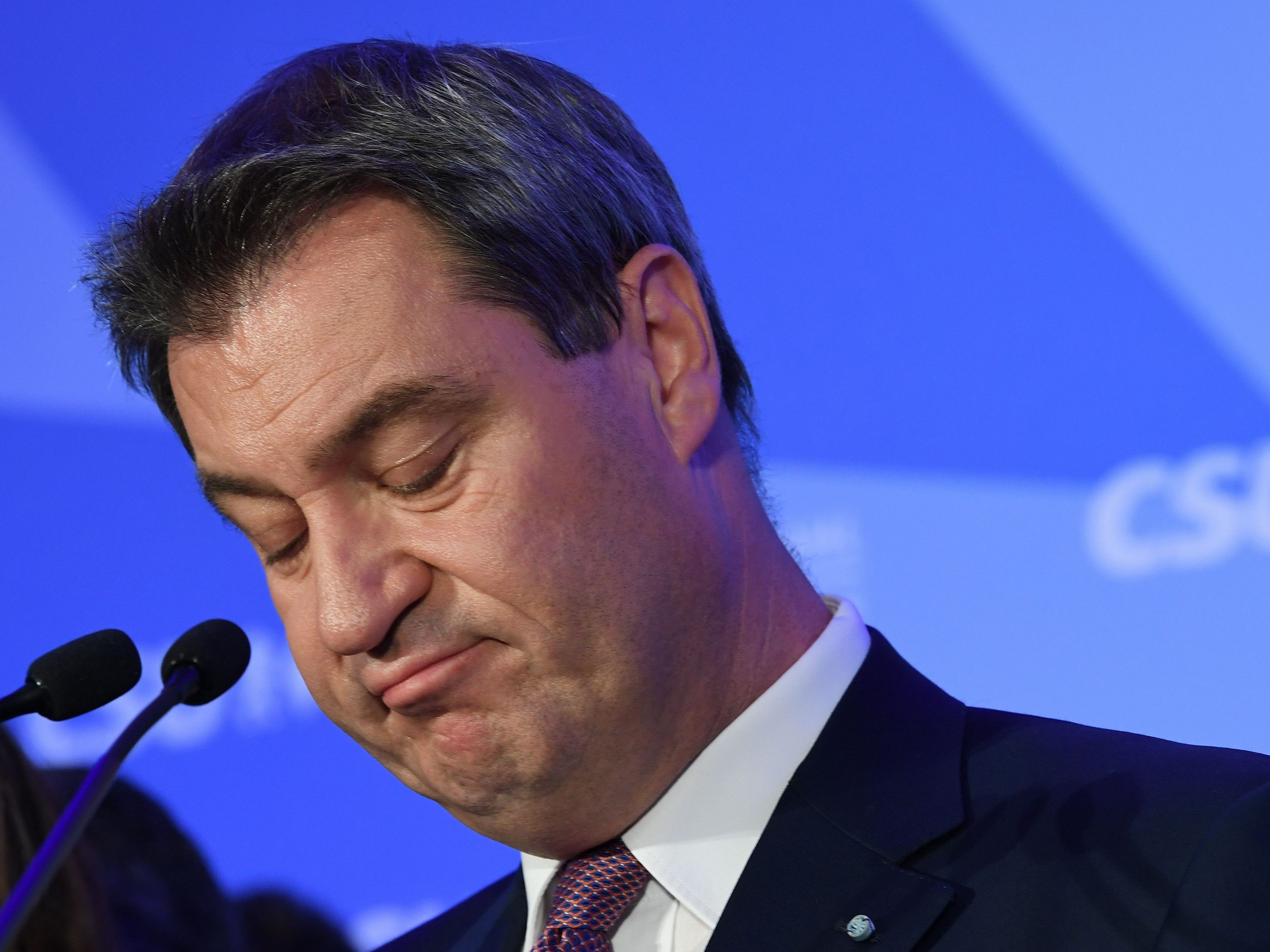 Trotz des Verlustes der absoluten Mehrheit im bayerischen Landtag, sieht Markus Söder die CSU in ihrem Regierungsauftrag bestätigt. Trotz des Verlustes der absoluten Mehrheit im bayerischen Landtag, sieht Markus Söder die CSU in ihrem Regierungsauftrag bestätigt.