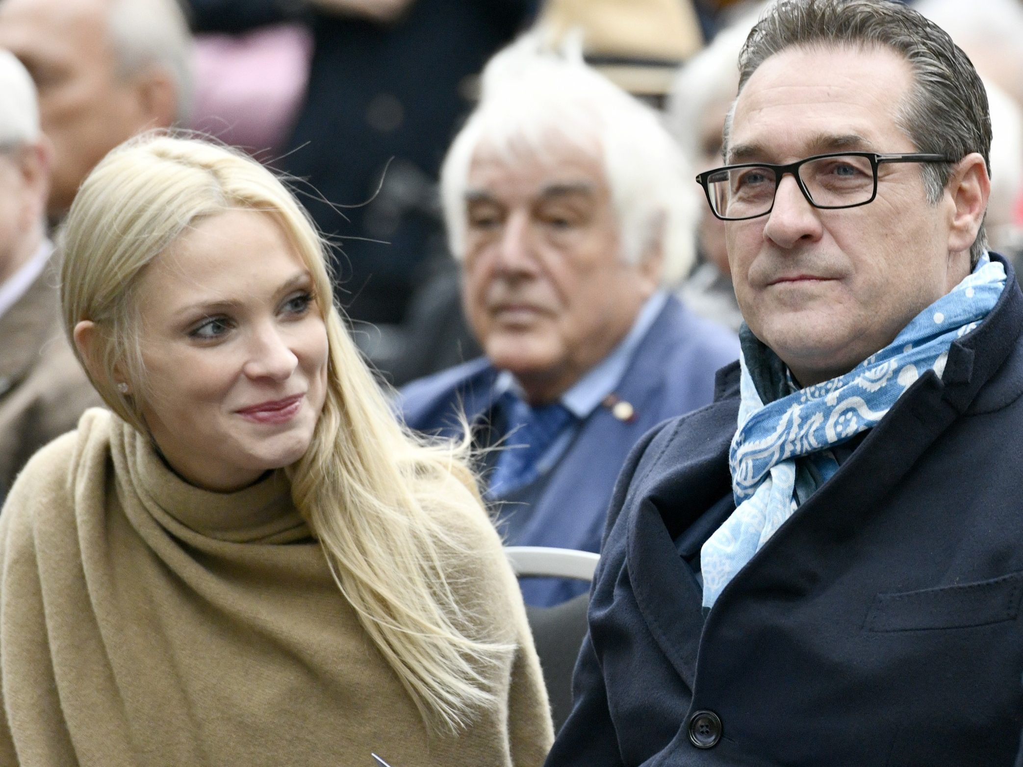 Mit weiten Kleidern konnte Philippa Strache bisher ihren Babybauch verstecken.