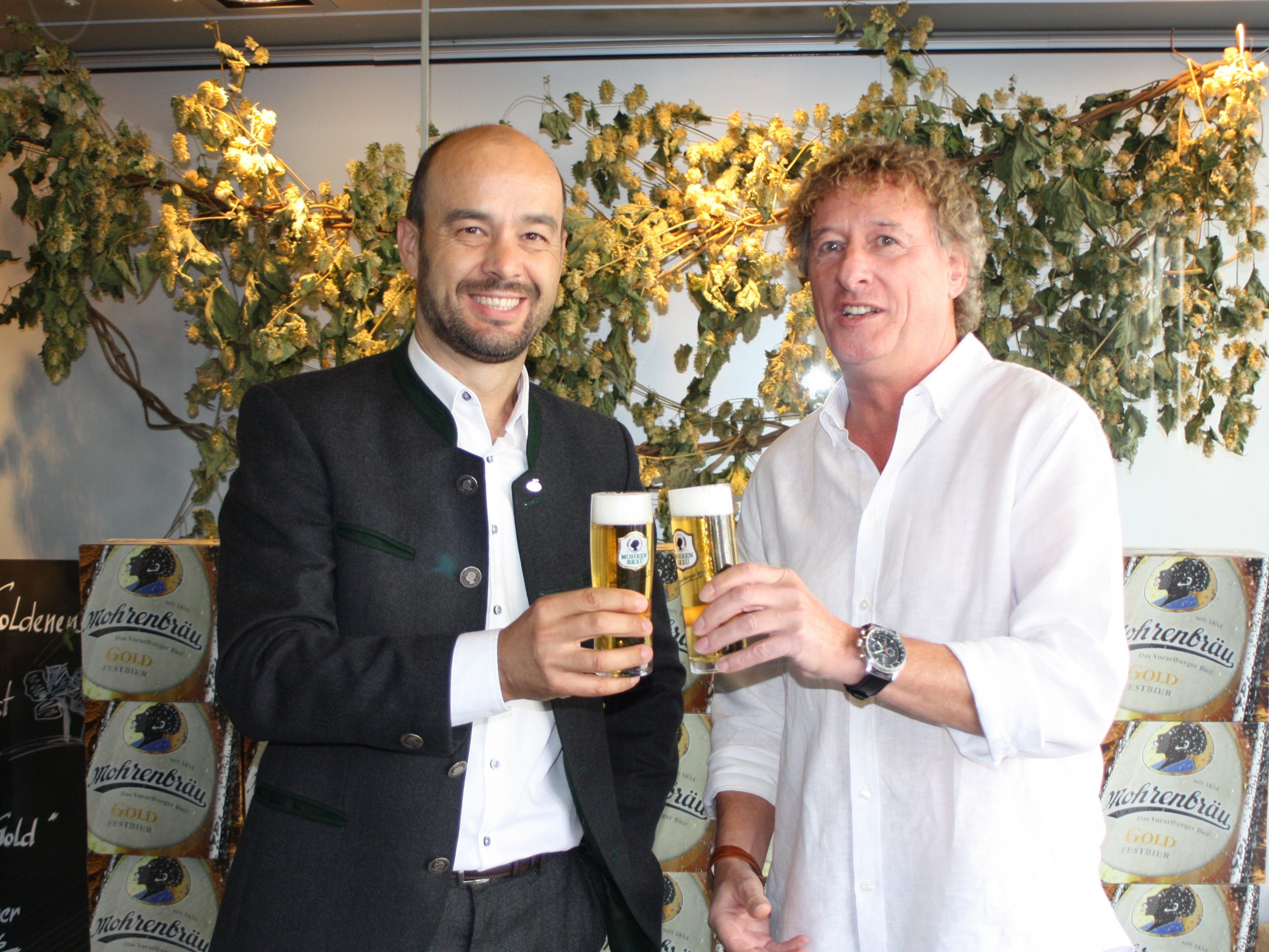 Mohren Vertriebsleiter Günter Brunner mit Peter Handle stoßen auf die Herbstmeisterschaft an