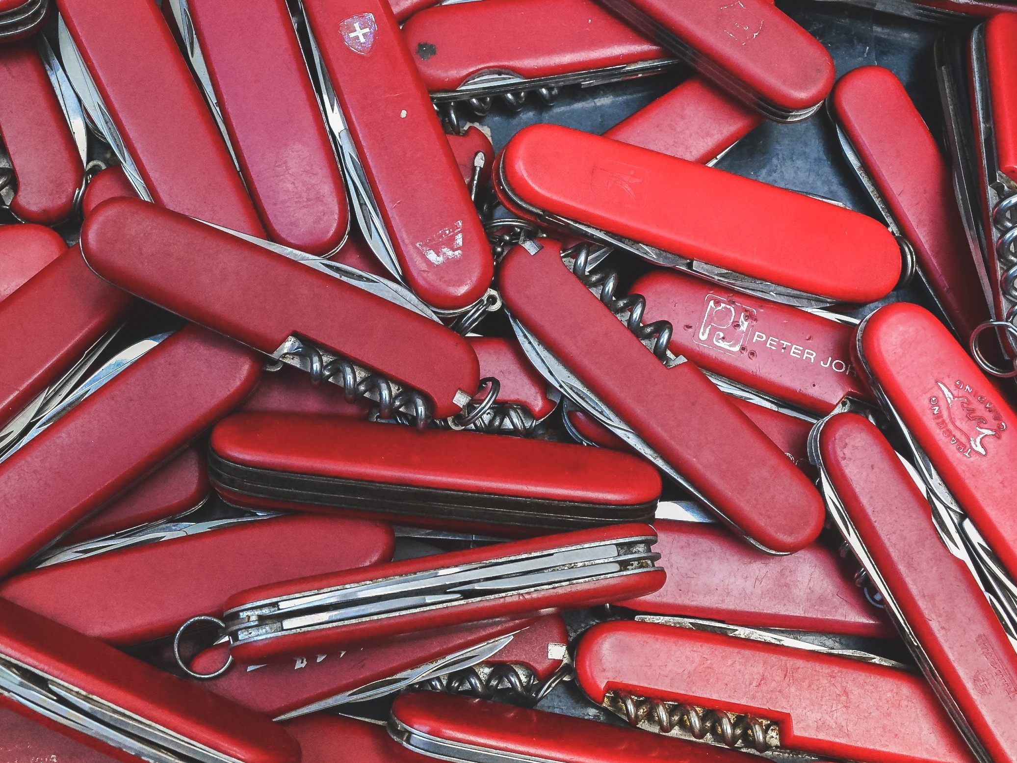 Die Schweizer Armee verklagt den Hersteller der berühmten Taschenmesser. Die Schweizer Armee verklagt den Hersteller der berühmten Taschenmesser.