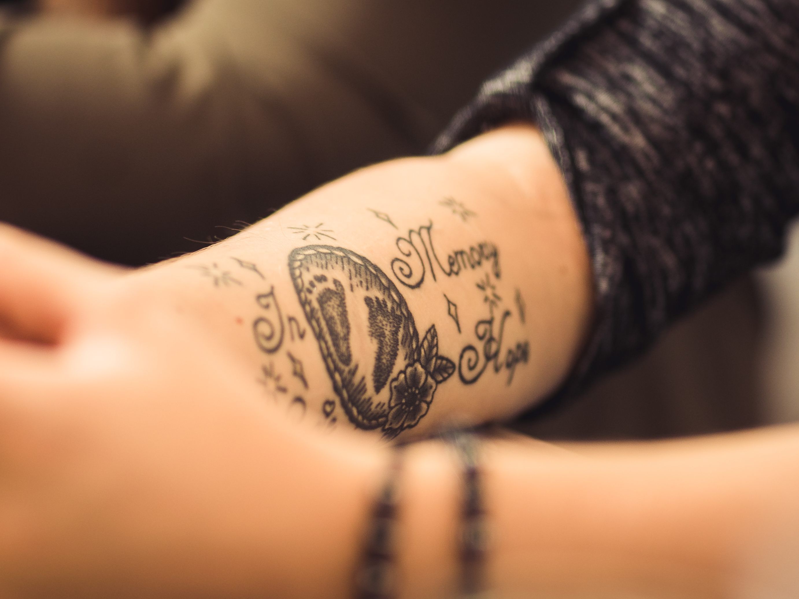 "In Memory and Hope": Chiara ließ sich ein Tattoo für ihr Sternenkind tätowieren - es soll sie für immer an ihr Baby erinnern. "In Memory and Hope": Chiara ließ sich ein Tattoo für ihr Sternenkind tätowieren - es soll sie für immer an ihr Baby erinnern.