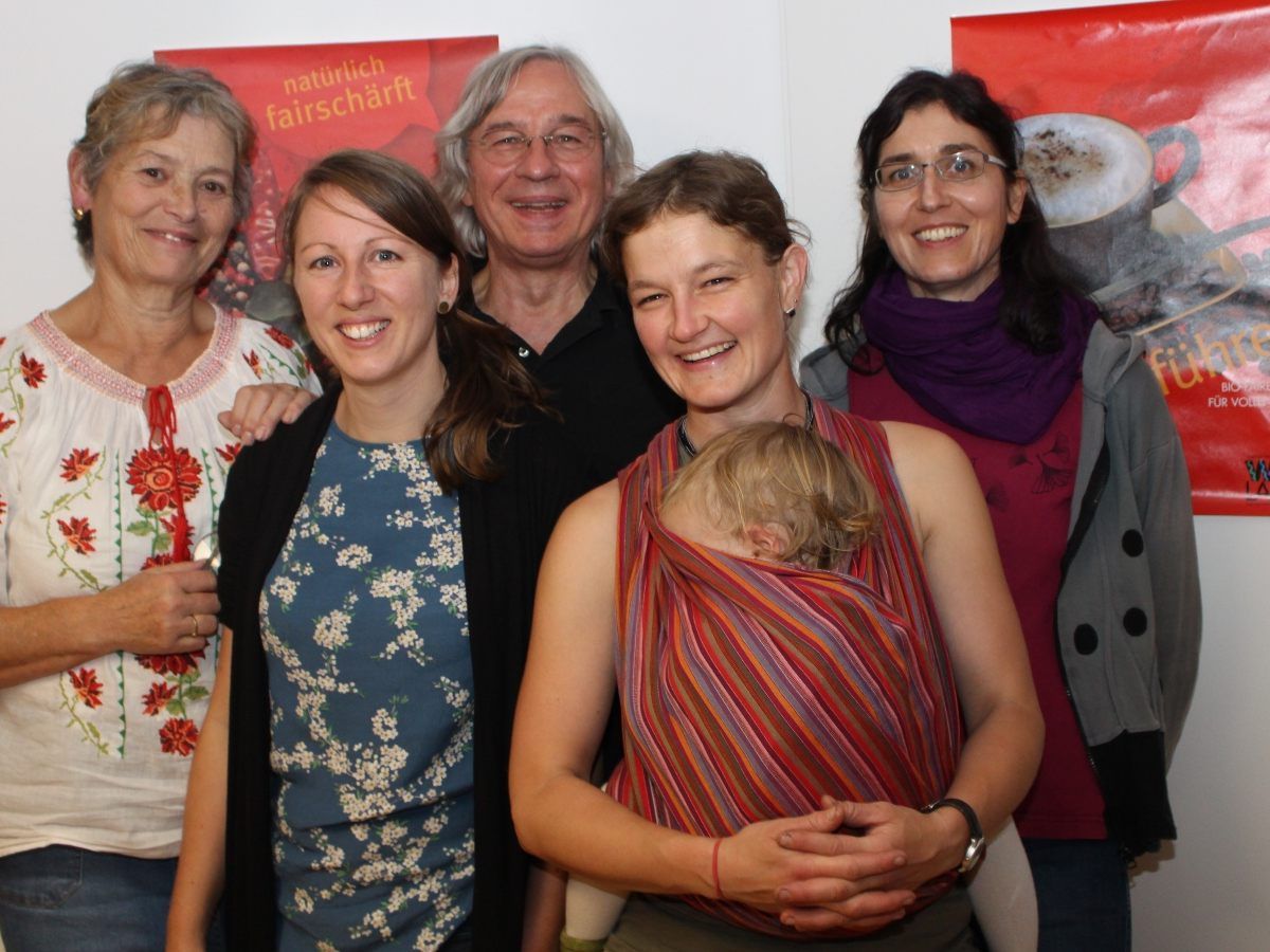Das engagierte Weltladen-Team mit den ehrenamtlichen Mitarbeitern Karin Schmid, Gertrud Hutter, Wolfgang Lindner, Andrea Längle und Angelika Wehinger. Das engagierte Weltladen-Team mit den ehrenamtlichen Mitarbeitern Karin Schmid, Gertrud Hutter, Wolfgang Lindner, Andrea Längle und Angelika Wehinger.