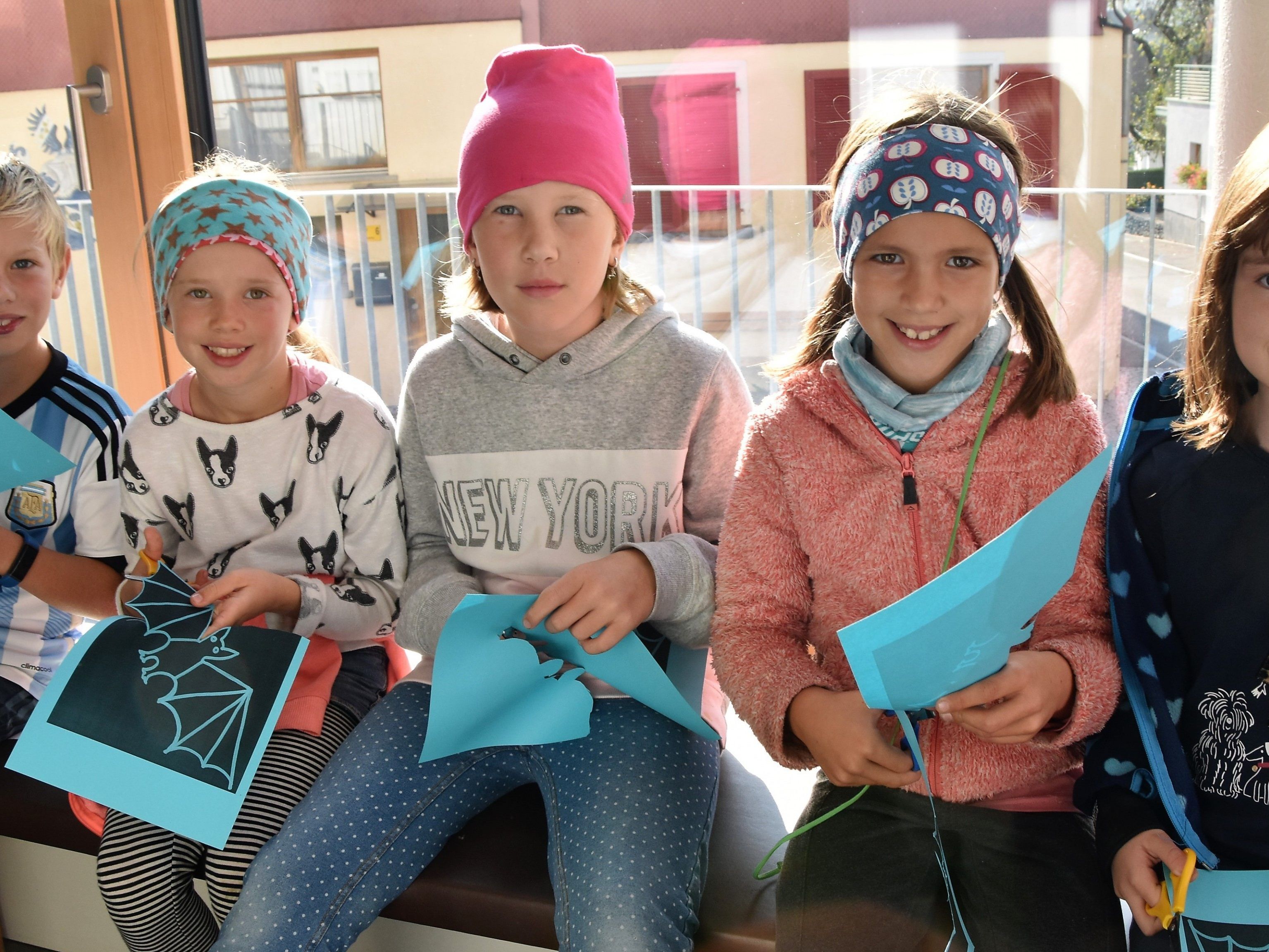 Mathias, Caro, Laura, Lara und Anna basteln gemeinsam Fledermäuse