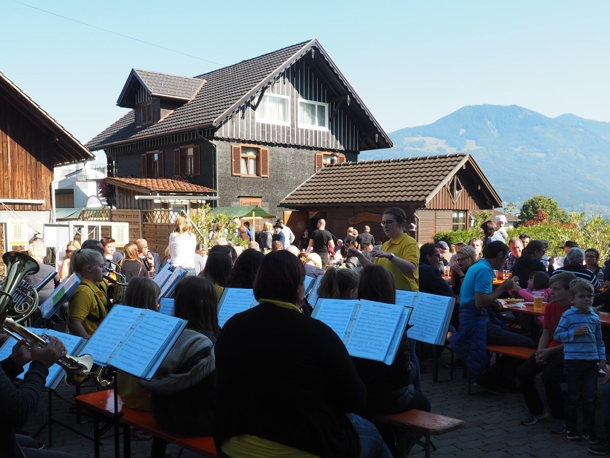 Die Jungmusik des Musikvereins spielte zum Hoffest auf. Die Jungmusik des Musikvereins spielte zum Hoffest auf.
