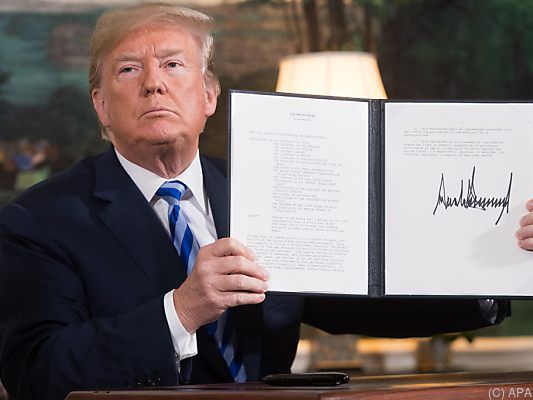 Präsident Trump präsentiert das Dokument der Sanktionen