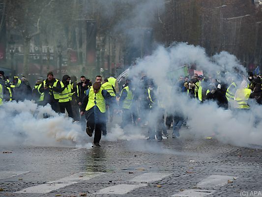 Die Polizei setzte sich mit Tränengas und Wasserwerfern zur Wehr