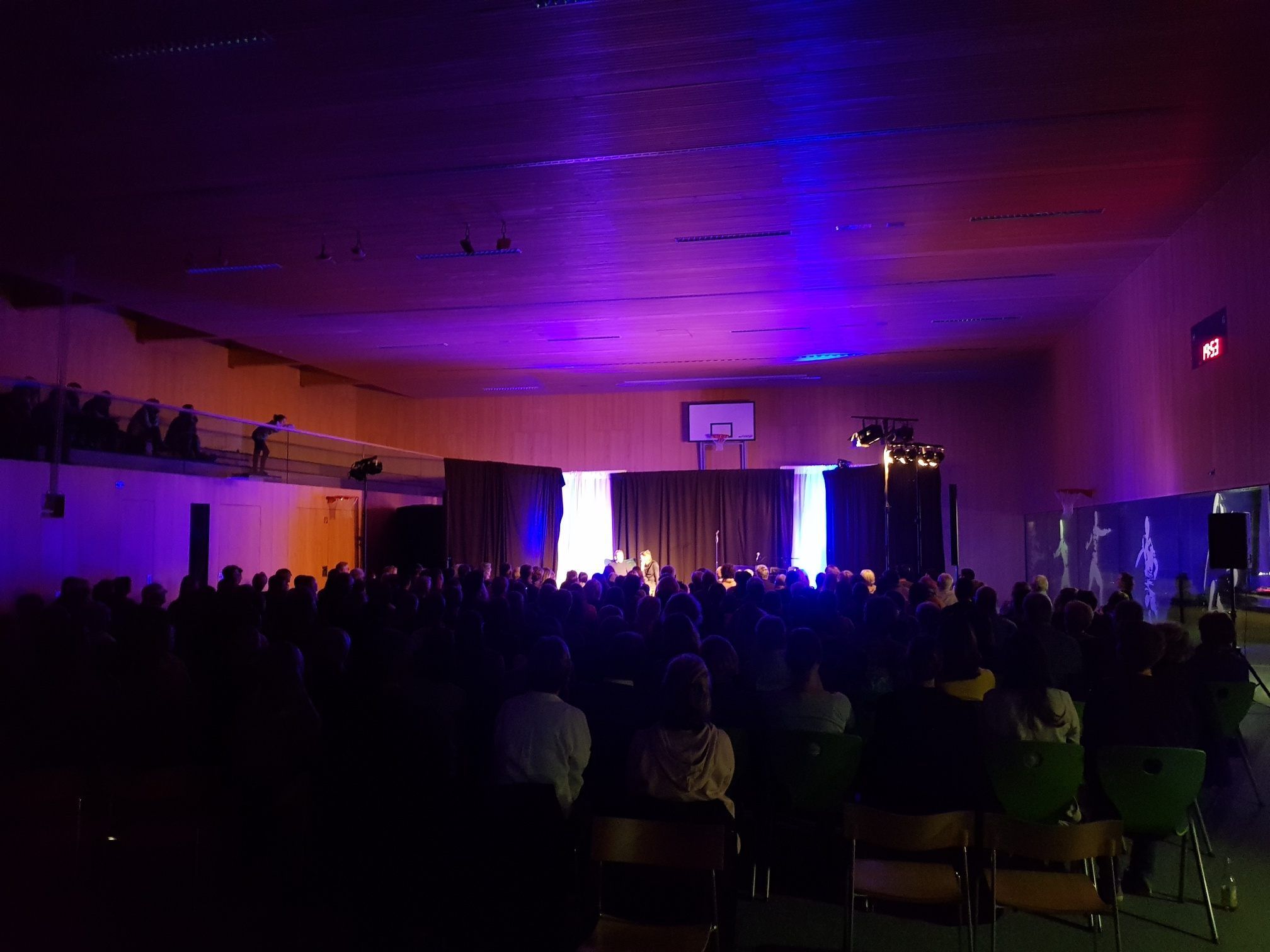 Samuel Koch in der vollbesetzten Halle in Doren.