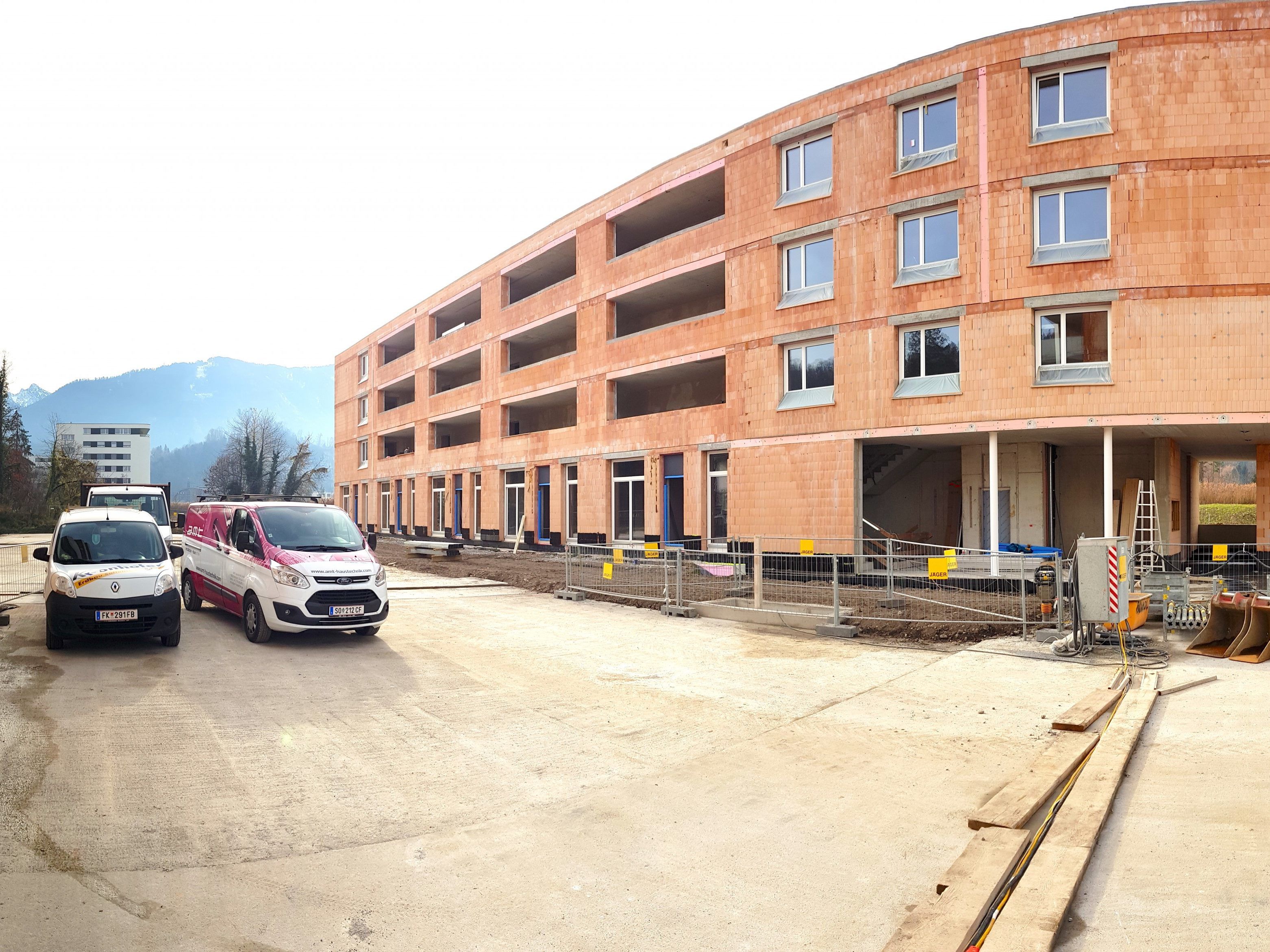 Die Bauarbeiten für das größte Wohnbauprojekt in Gisingen laufen auf Hochtouren. Im August nächsten Jahres soll es fertiggestellt werden. Die Bauarbeiten für das größte Wohnbauprojekt in Gisingen laufen auf Hochtouren. Im August nächsten Jahres soll es fertiggestellt werden.