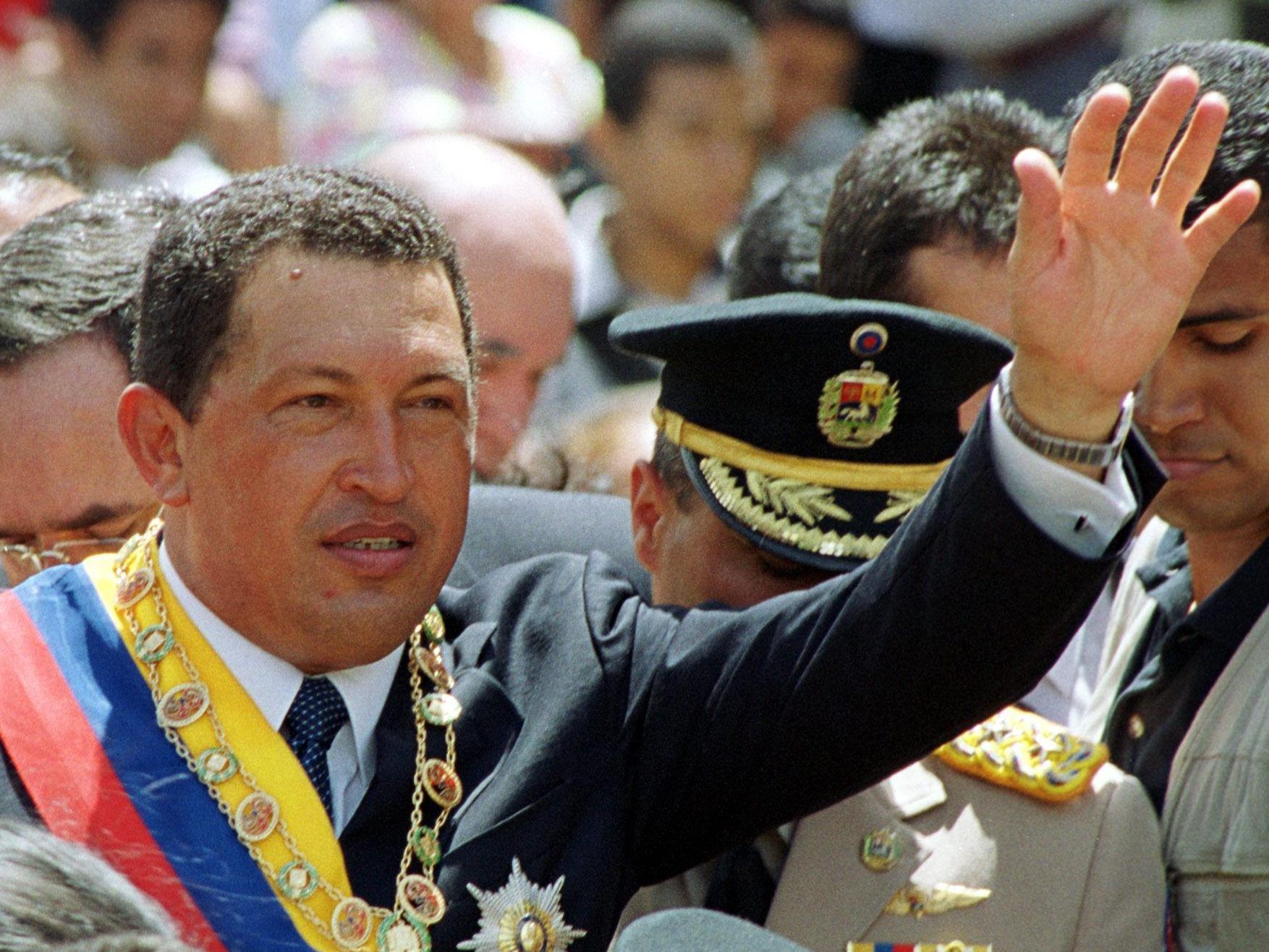 1998 wird in Venezuela der Sieg von Hugo Chavez zum Staatspräsidenten gefeiert. Chavez bleibt bis zu seinem Tod 2013 venezuelanischer Staatspräsident.