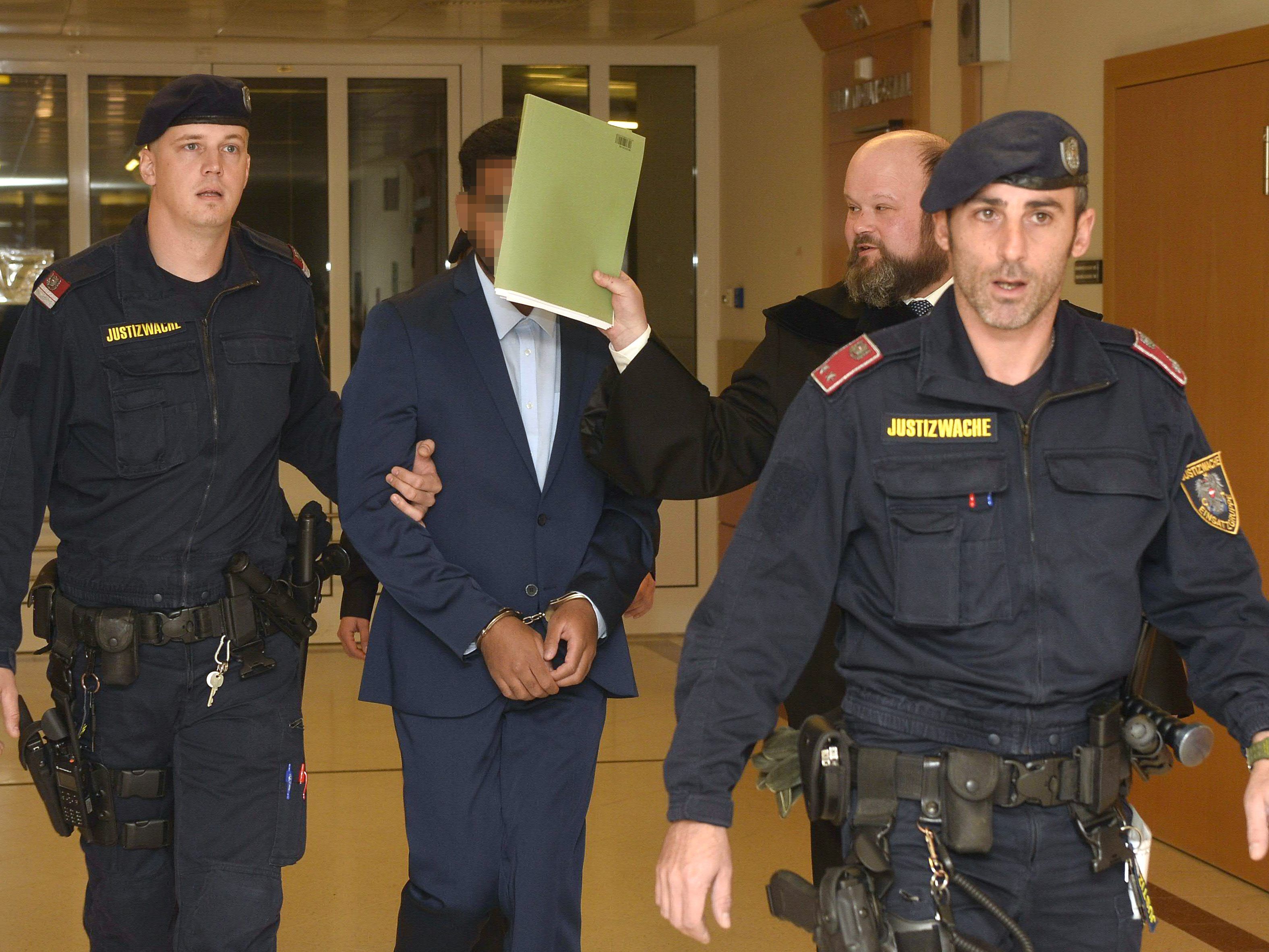 Der 25-Jährige wird in eine Anstalt für geistig abnorme Rechtsbrecher eingewiesen. Der 25-Jährige wird in eine Anstalt für geistig abnorme Rechtsbrecher eingewiesen.