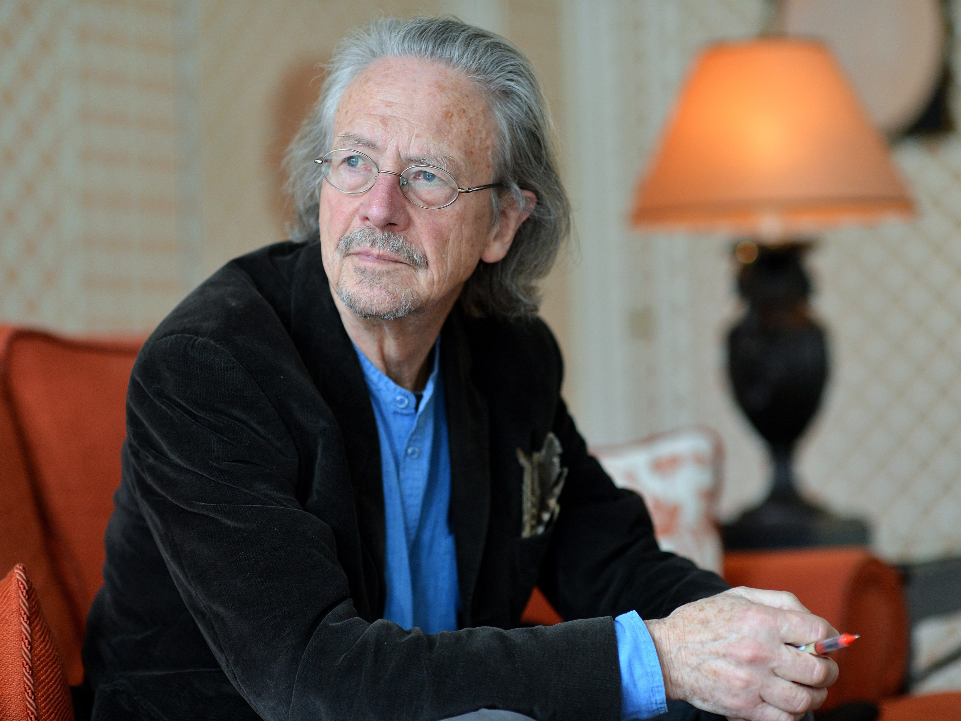 Peter Handke erhält den Nestroy Preis für sein Lebenswerk.