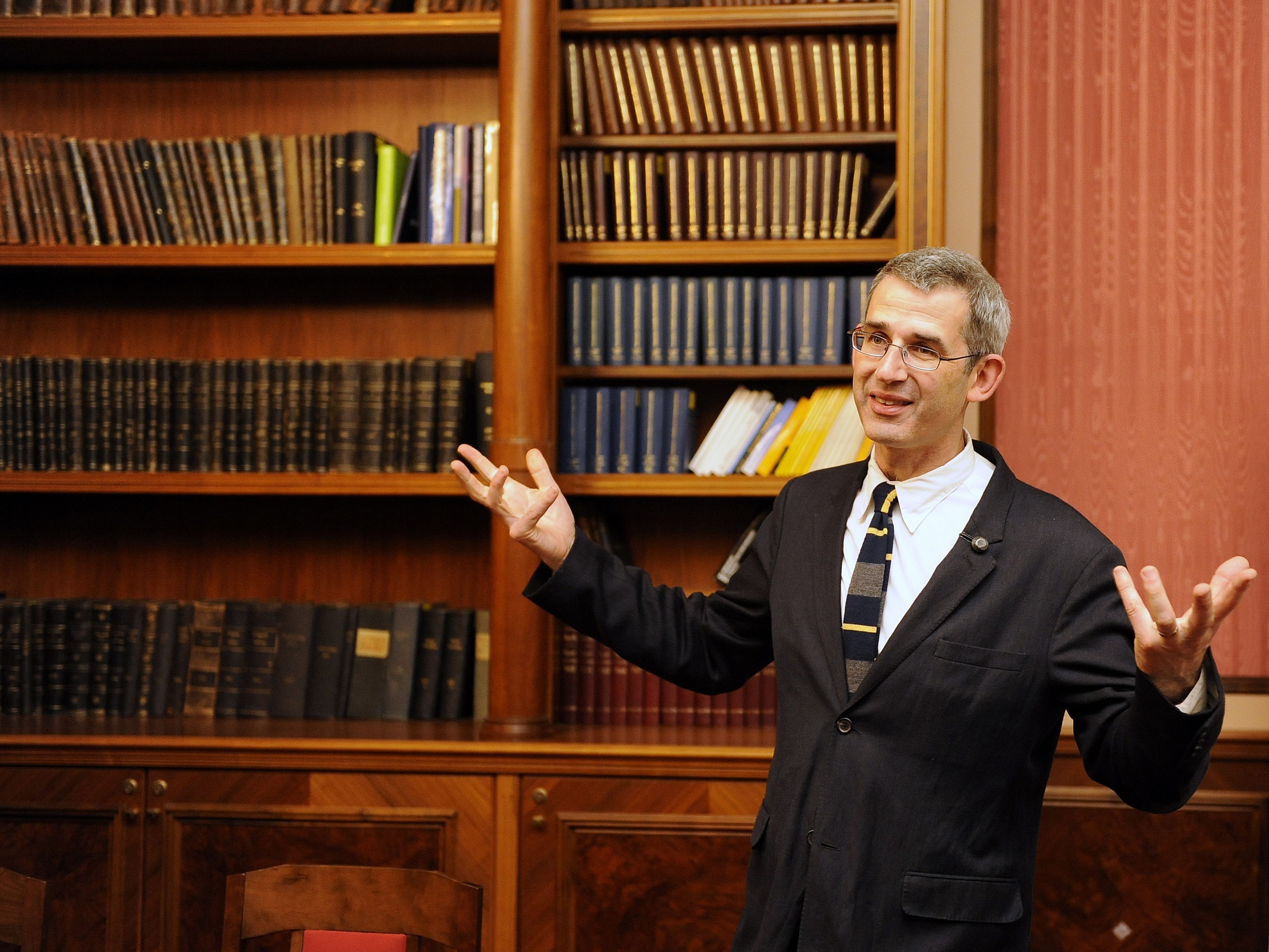 Bekannt ist der "Hase mit den Bernsteinaugen" aus dem gleichnamigen Roman von Edmund de Waal. Bekannt ist der "Hase mit den Bernsteinaugen" aus dem gleichnamigen Roman von Edmund de Waal.