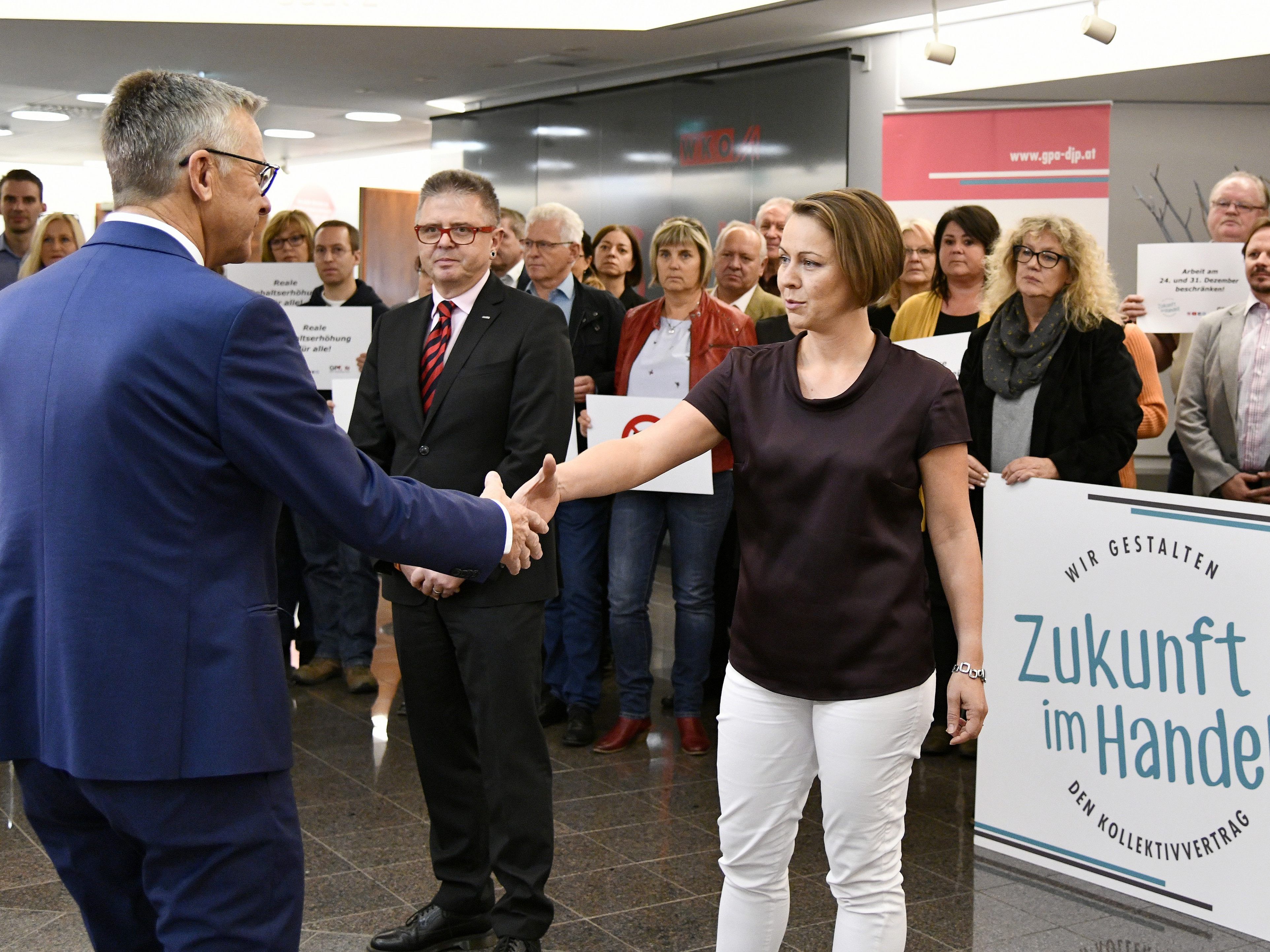Vor der nächsten Verhandlungsrunde soll der Druck auf die Arbeitgeber verstärkt werden. Vor der nächsten Verhandlungsrunde soll der Druck auf die Arbeitgeber verstärkt werden.