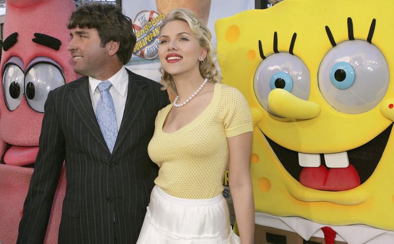 SpongeBob-Erfinder Stephen Hillenburg mit Scarlett Johansson bei der Premiere seines ersten SpongeBob-Films. SpongeBob-Erfinder Stephen Hillenburg mit Scarlett Johansson bei der Premiere seines ersten SpongeBob-Films.