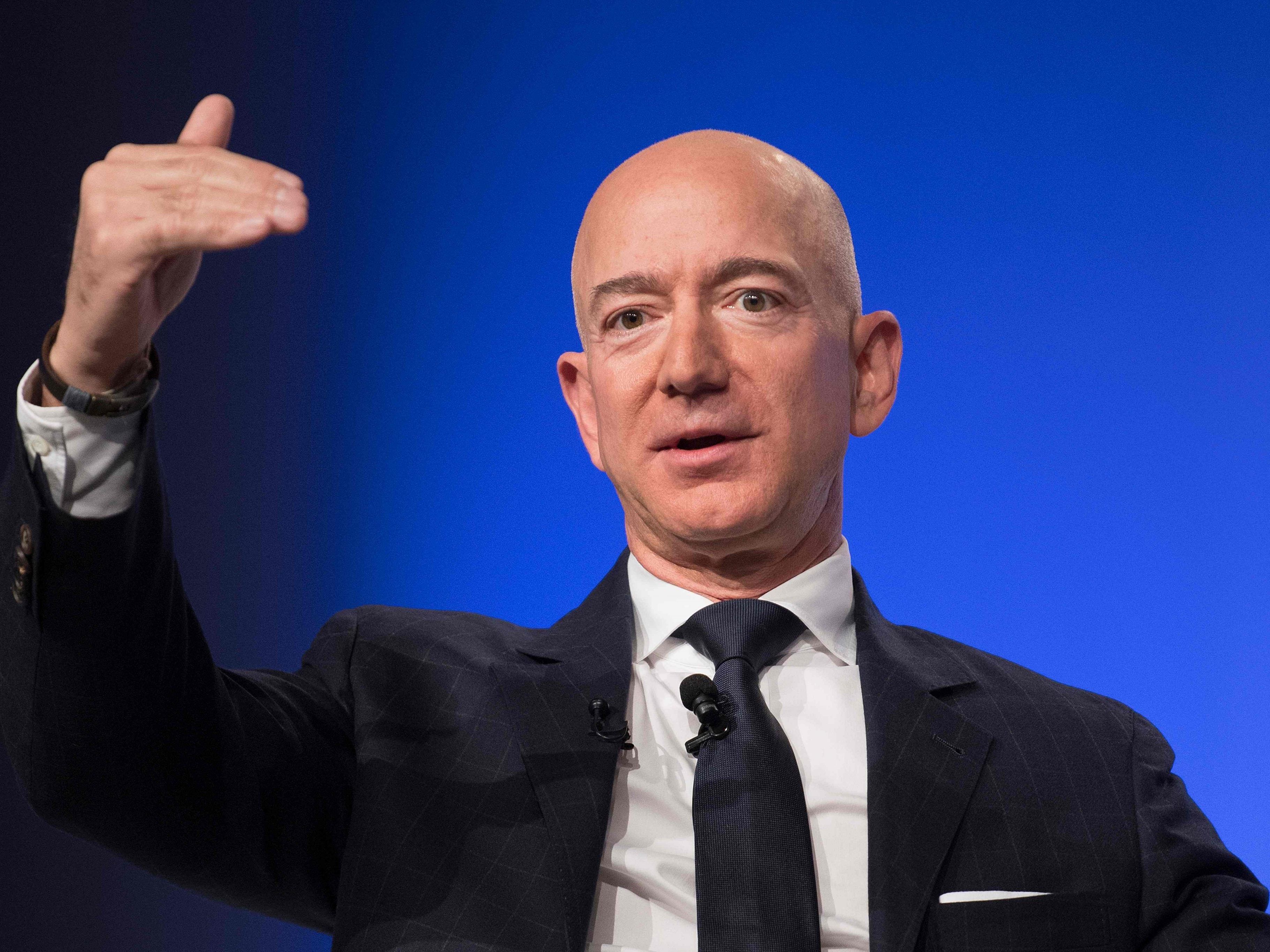 Jeff Bezos ist aktuell der reichste Mensch der Welt. Jeff Bezos ist aktuell der reichste Mensch der Welt.