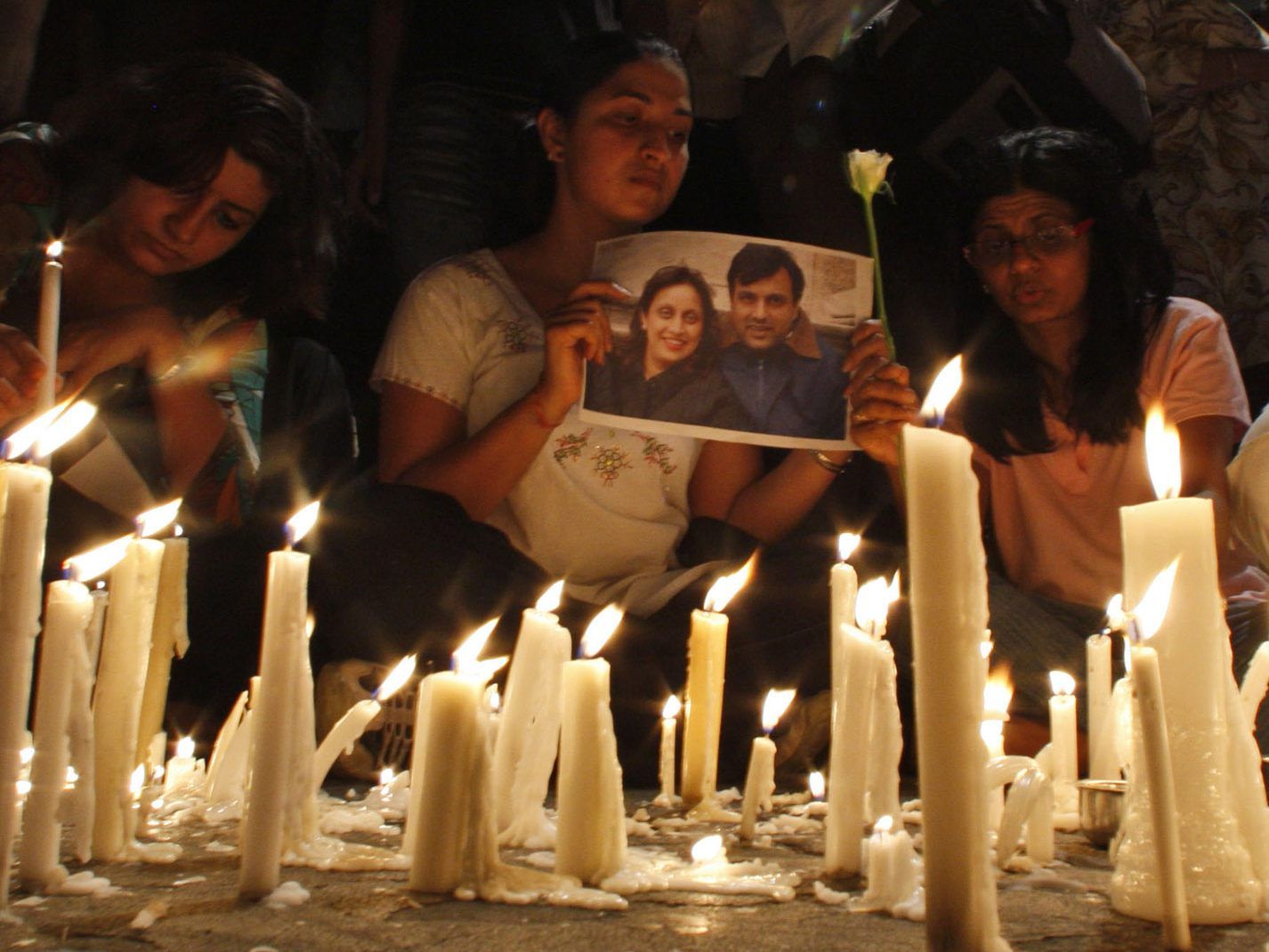 Nach drei Tagen heftiger Kämpfe wird am 29. November 2008 den Opfern der Terroranschläge in Mumbai gedacht. Nach drei Tagen heftiger Kämpfe wird am 29. November 2008 den Opfern der Terroranschläge in Mumbai gedacht.