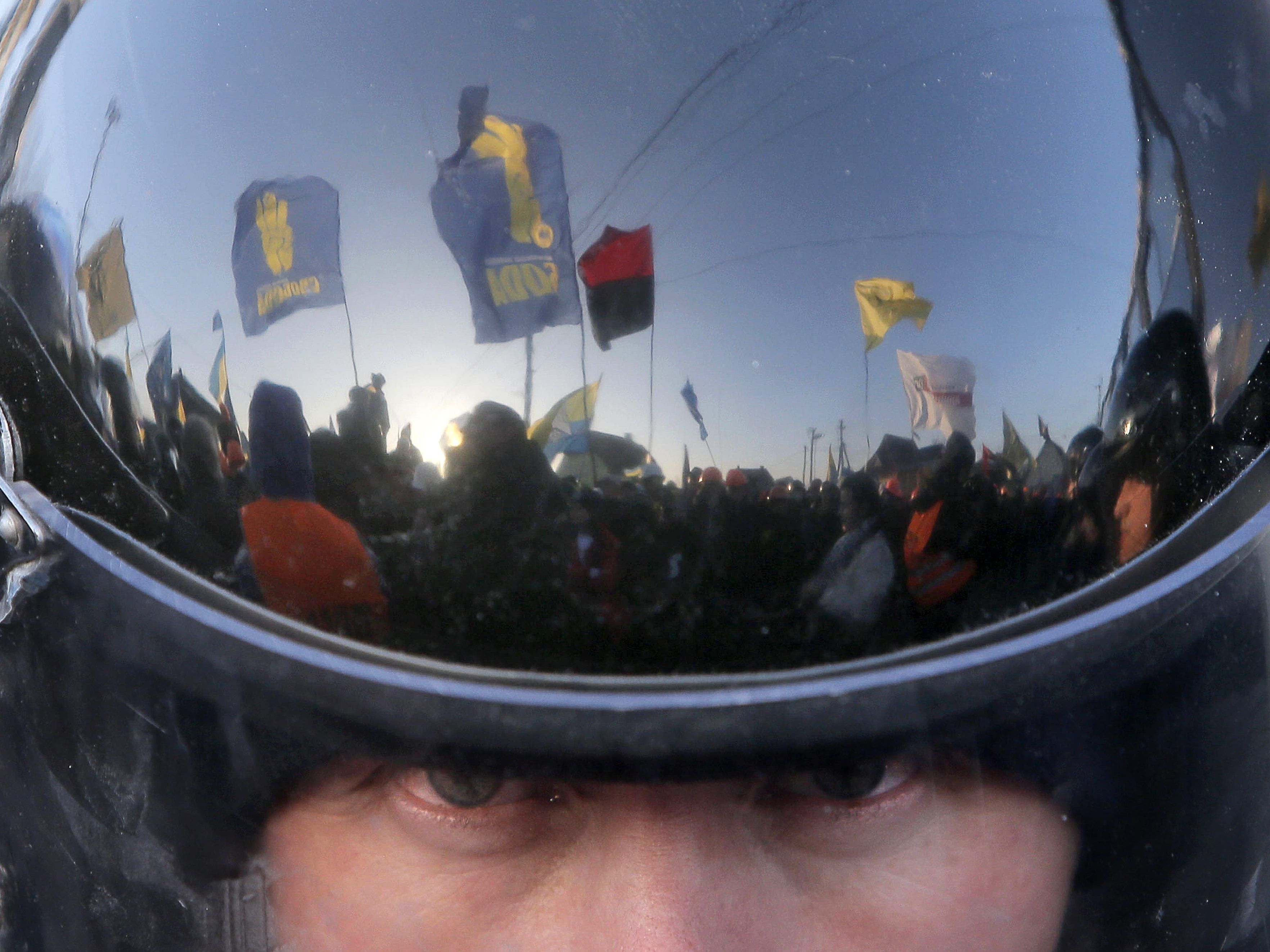 In der Ukraine eskalieren 2013 nach der Abkehr der Regierung von der EU-Annäherungspolitik die Proteste. In der Ukraine eskalieren 2013 nach der Abkehr der Regierung von der EU-Annäherungspolitik die Proteste.
