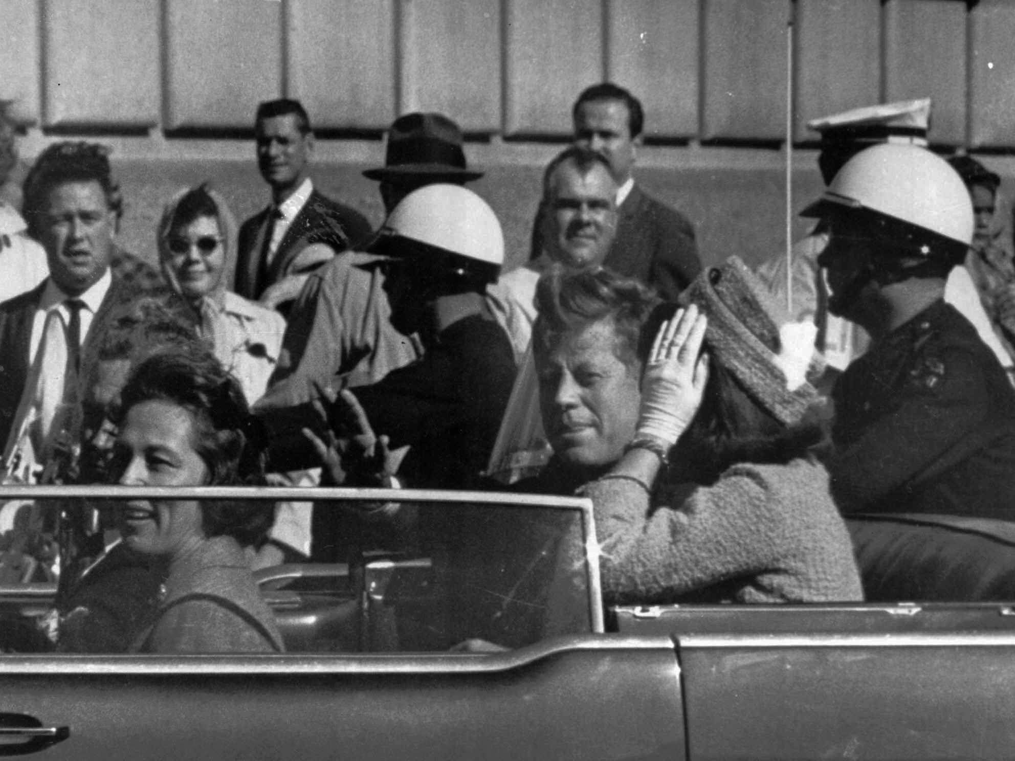 Am 22. November 1963 kam John F. Kennedy bei einem Schussattentat in Dallas ums Leben. Am 22. November 1963 kam John F. Kennedy bei einem Schussattentat in Dallas ums Leben.