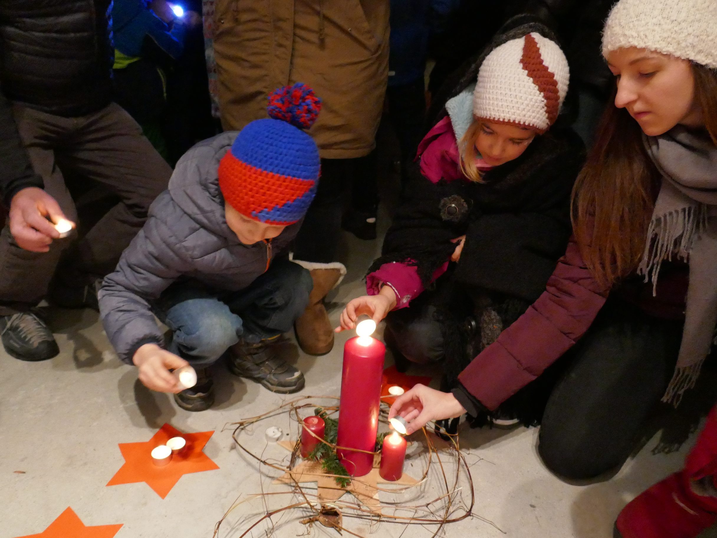 "Worte unter Sternen" - ein besonderer Adventabend bei der Familienkapelle am Samstag, 8. Dezember um 17 Uhr.