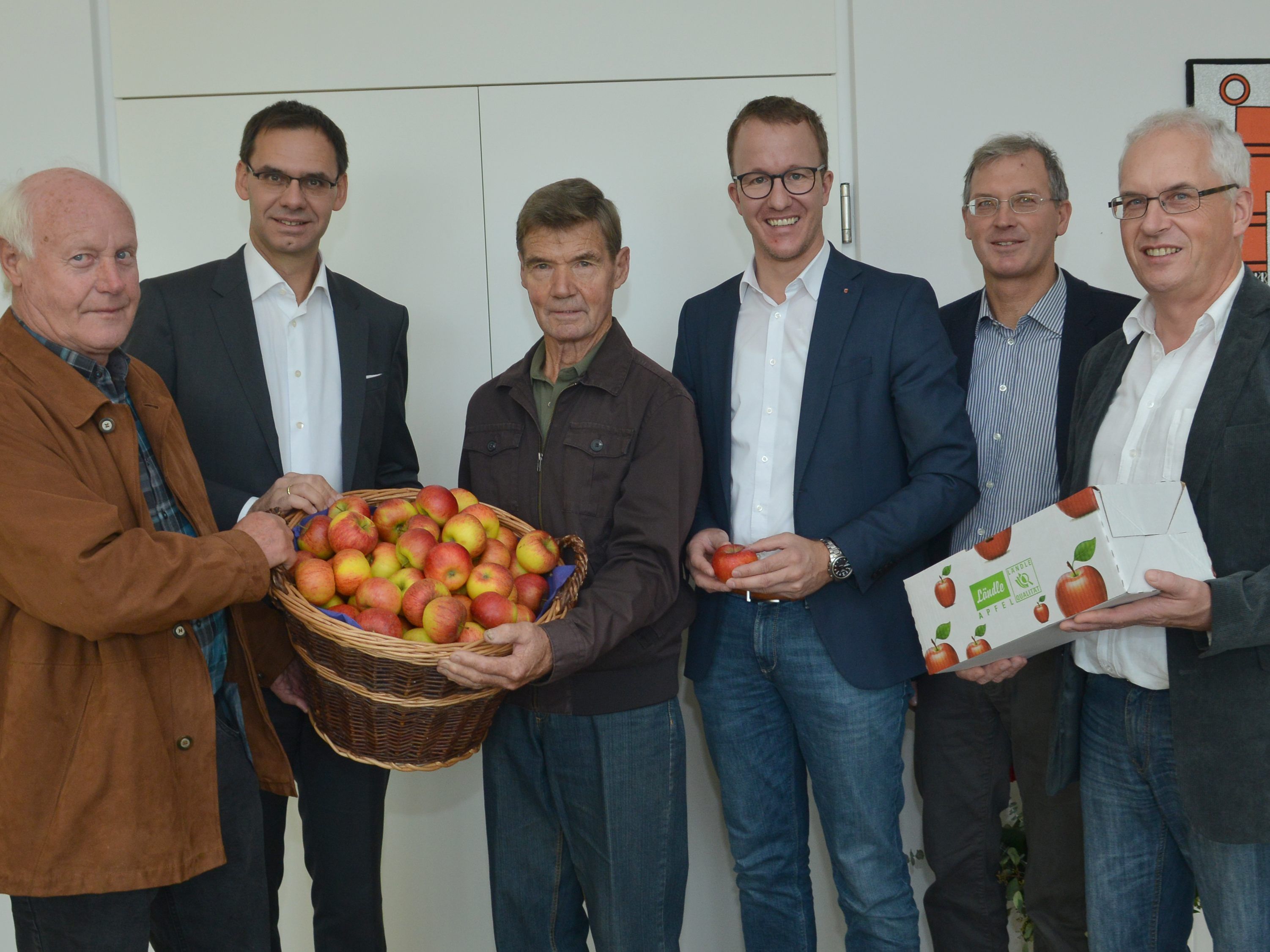 Im Bild v.l.: Obstbauer Manfred Nägele aus Gaißau, Landeshauptmann Markus Wallner, Rudolf Vollmar, Obstbauer aus Höchst, Landesrat Christian Gantner, Jens Blum, Obmann der ARGE Erwerbsobstbauern und Ulrich Höfert, Obstbau Referent Landwirtschaftskammer. Im Bild v.l.: Obstbauer Manfred Nägele aus Gaißau, Landeshauptmann Markus Wallner, Rudolf Vollmar, Obstbauer aus Höchst, Landesrat Christian Gantner, Jens Blum, Obmann der ARGE Erwerbsobstbauern und Ulrich Höfert, Obstbau Referent Landwirtschaftskammer.