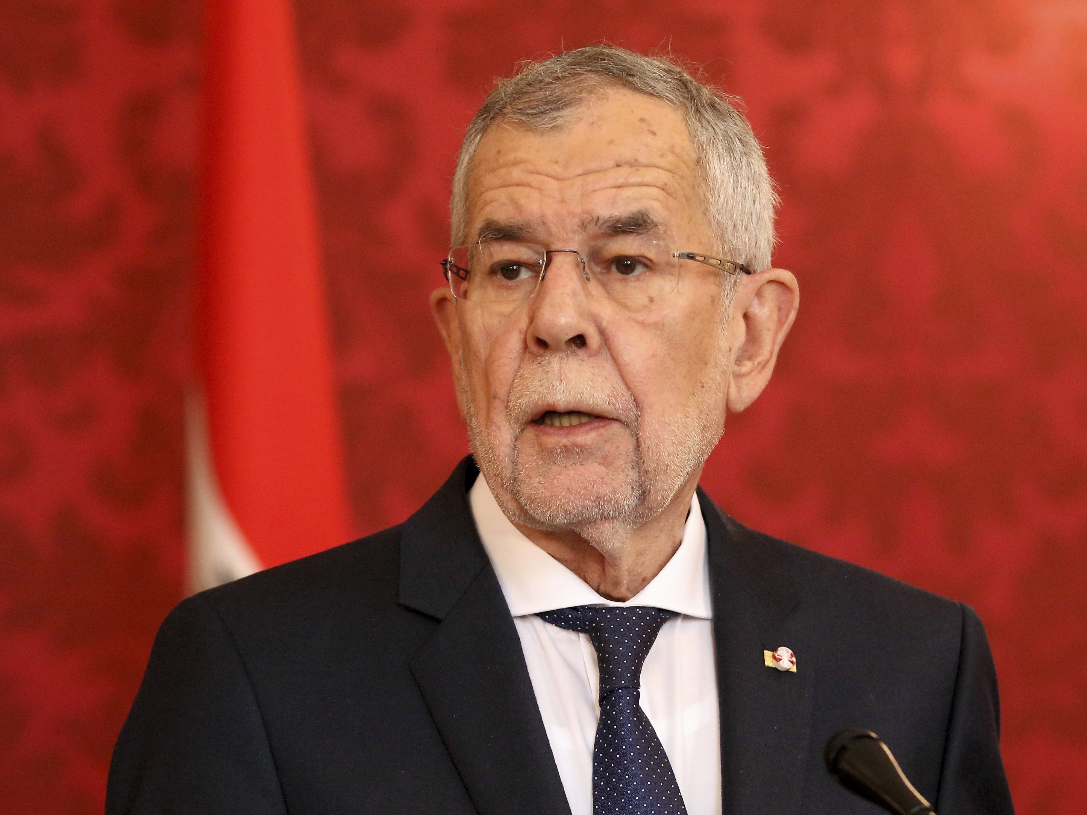 Van der Bellen teilte seine Bedenken via Facebook mit. Van der Bellen teilte seine Bedenken via Facebook mit.
