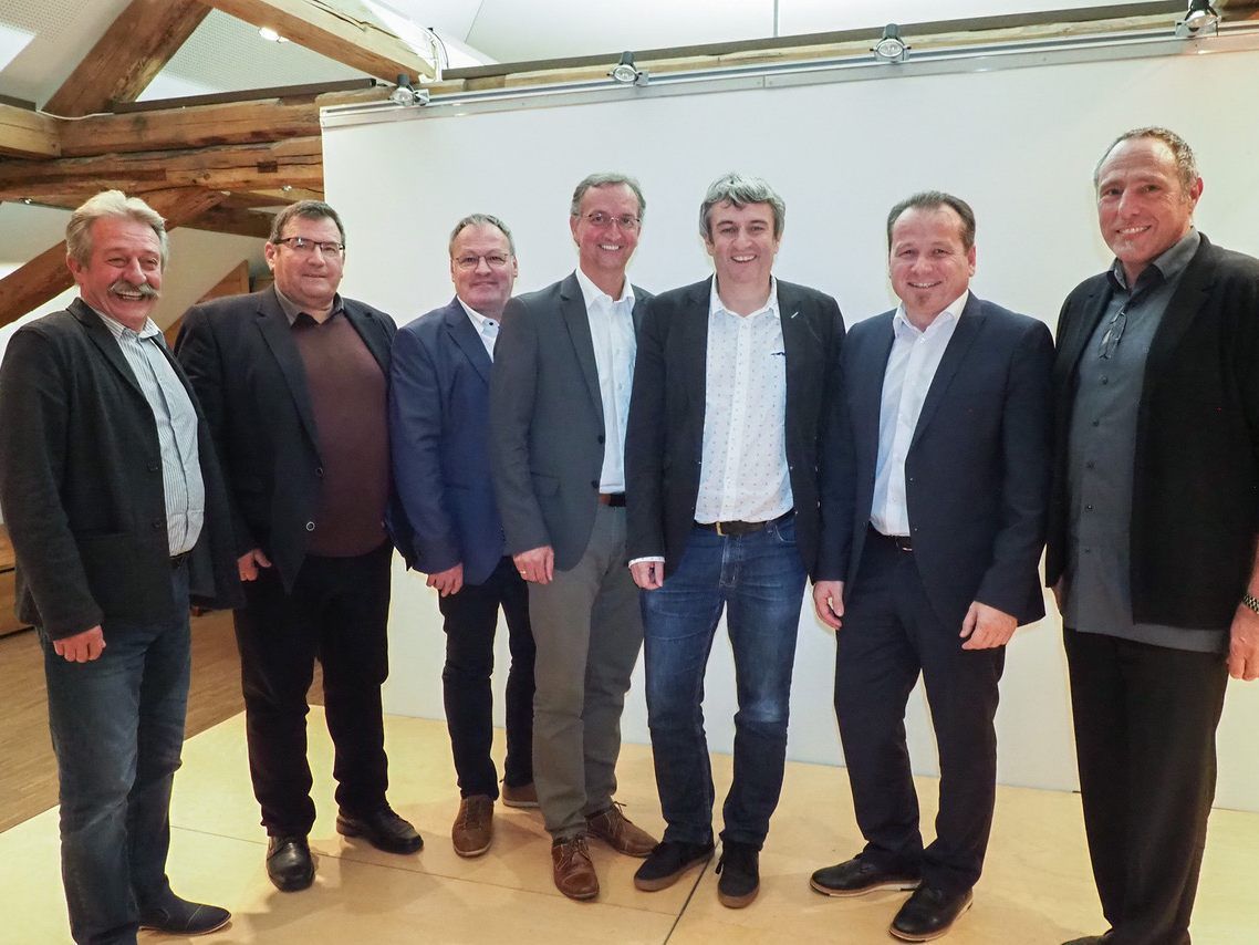 2) Die Bürgermeister Alwin Müller (St. Gerold) Willi Müller (Thüringerberg) Stefan Bachmann (Blons) Dieter Lauermann (Ludesch) Michael Tinkhauser (Bludesch) und Harald Witwer (Thüringen) mit Nikolaus Schmid, dem künftigen Leiter des FLZ (v.l.) 2) Die Bürgermeister Alwin Müller (St. Gerold) Willi Müller (Thüringerberg) Stefan Bachmann (Blons) Dieter Lauermann (Ludesch) Michael Tinkhauser (Bludesch) und Harald Witwer (Thüringen) mit Nikolaus Schmid, dem künftigen Leiter des FLZ (v.l.)