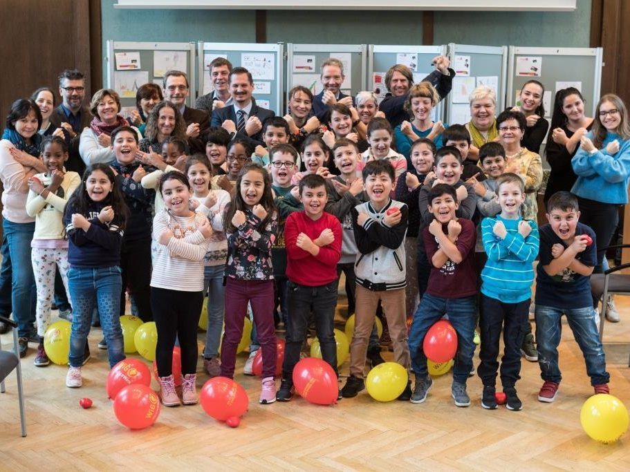 Bezirksvorsteher Marcus Franz, Kinder- und Jugendbeauftragter Nikola Poljak, Andreas Keclik und Christian Fessl (Wiener Gesundheitsförderung) mit den Schülern der Volksschule Laimäckergasse. Bezirksvorsteher Marcus Franz, Kinder- und Jugendbeauftragter Nikola Poljak, Andreas Keclik und Christian Fessl (Wiener Gesundheitsförderung) mit den Schülern der Volksschule Laimäckergasse.