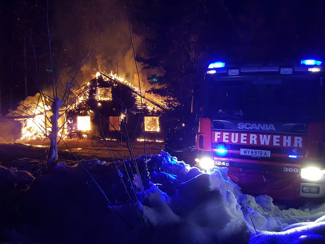 Die Hütte brannte komplett aus.