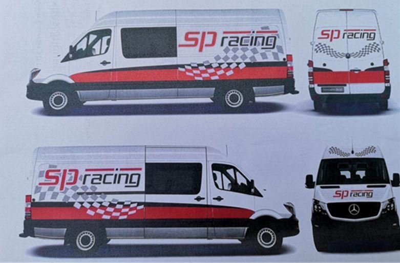 Der Bus ist durch seinen Aufdruck sehr auffällig.