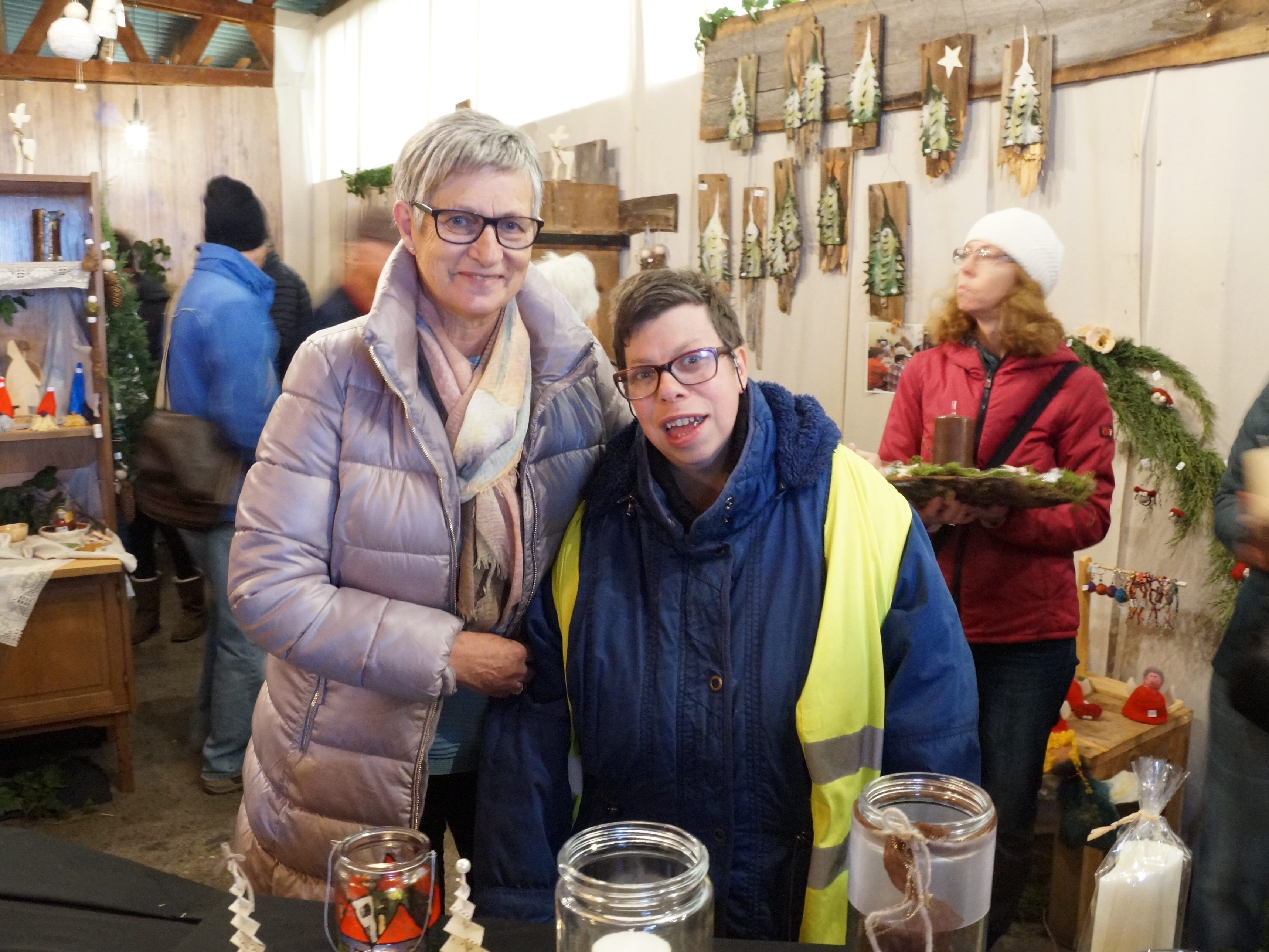 Der Adventmarkt bietet besondere Weihnachtsdekorationen. Der Adventmarkt bietet besondere Weihnachtsdekorationen.