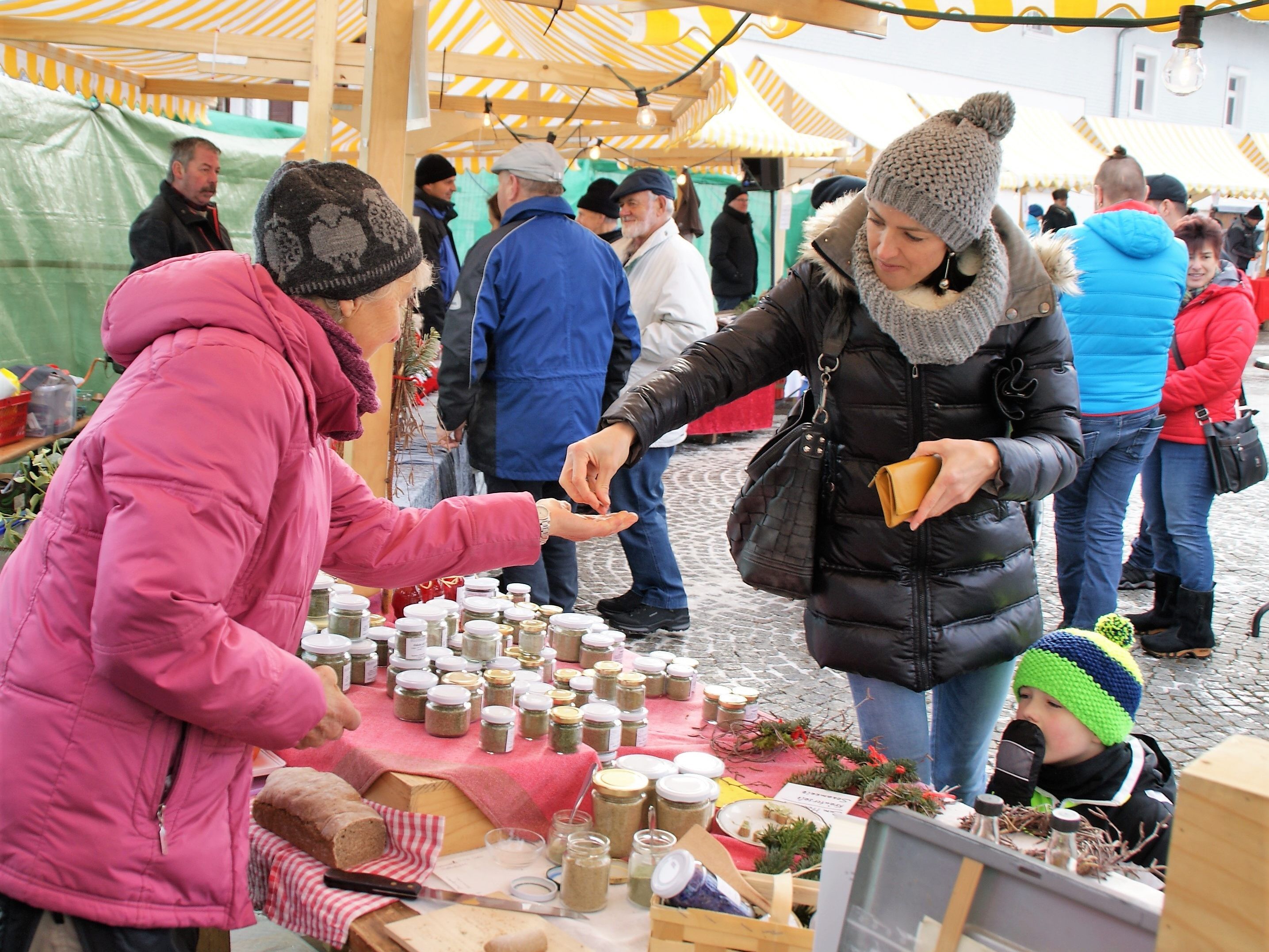 Am 1. Dezember wird der Bucher Dorfplatz wieder zur Marktmeile. Am 1. Dezember wird der Bucher Dorfplatz wieder zur Marktmeile.