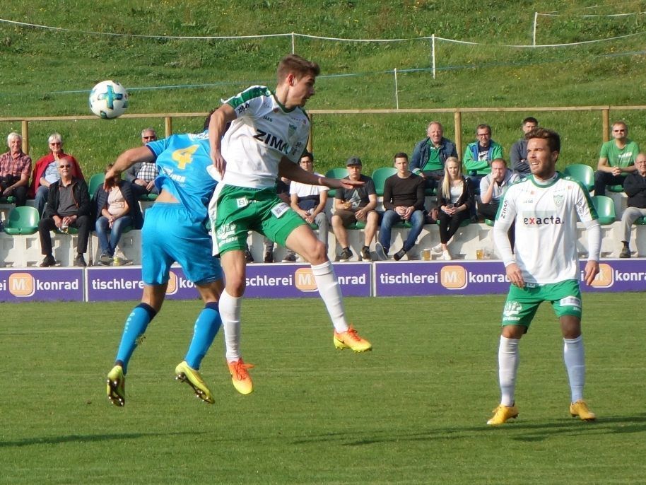 Michael Schmid (Mitte) gelang der alles entscheidende Derbytreffer nach Assist von Kevin Bentele (re.). Michael Schmid (Mitte) gelang der alles entscheidende Derbytreffer nach Assist von Kevin Bentele (re.).