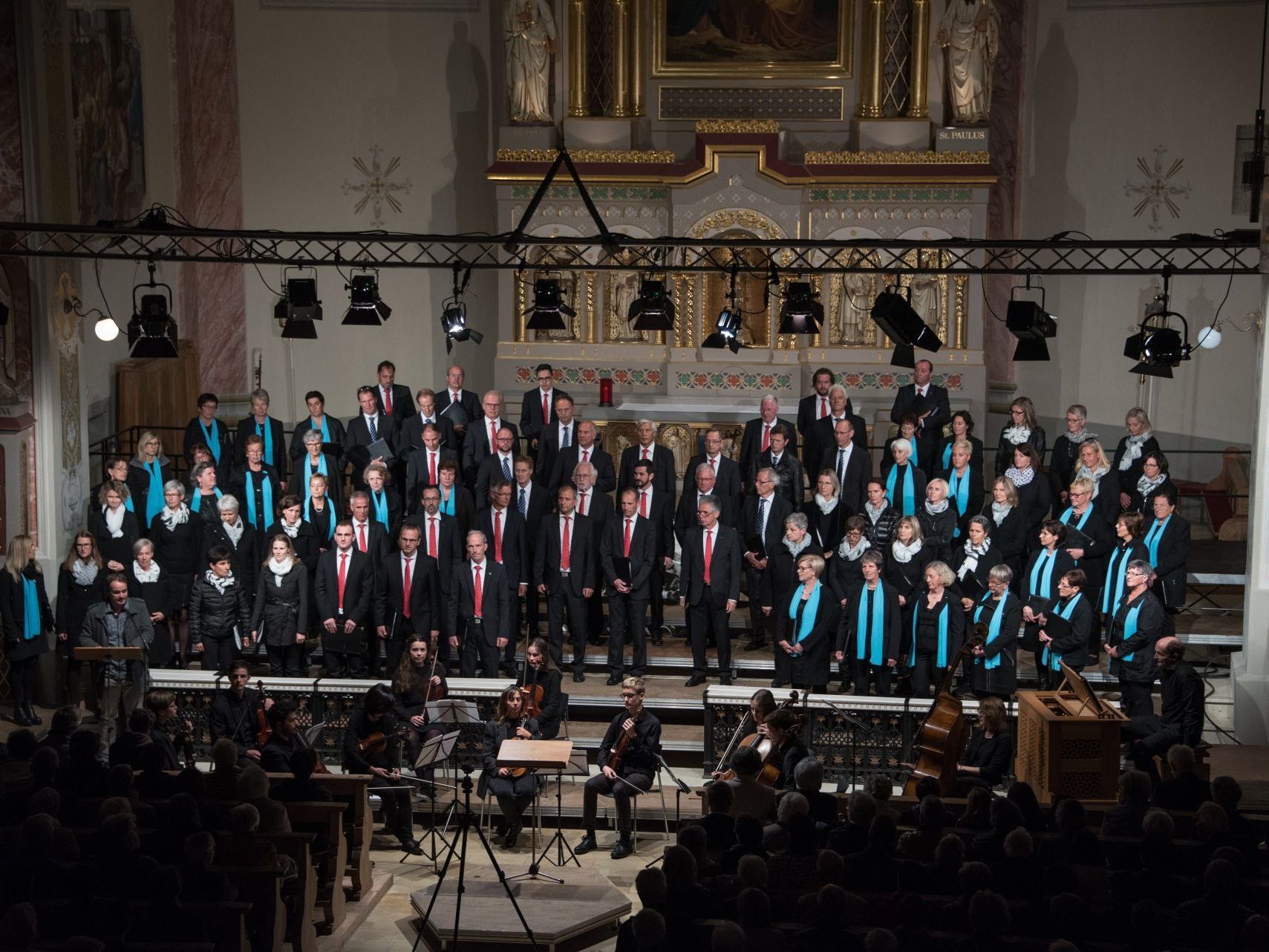 Die musikalische Leistung der Alberschwender Chöre wurde vom begeisterten Publikum mit einem Riesenapplaus gewürdigt. Die musikalische Leistung der Alberschwender Chöre wurde vom begeisterten Publikum mit einem Riesenapplaus gewürdigt.