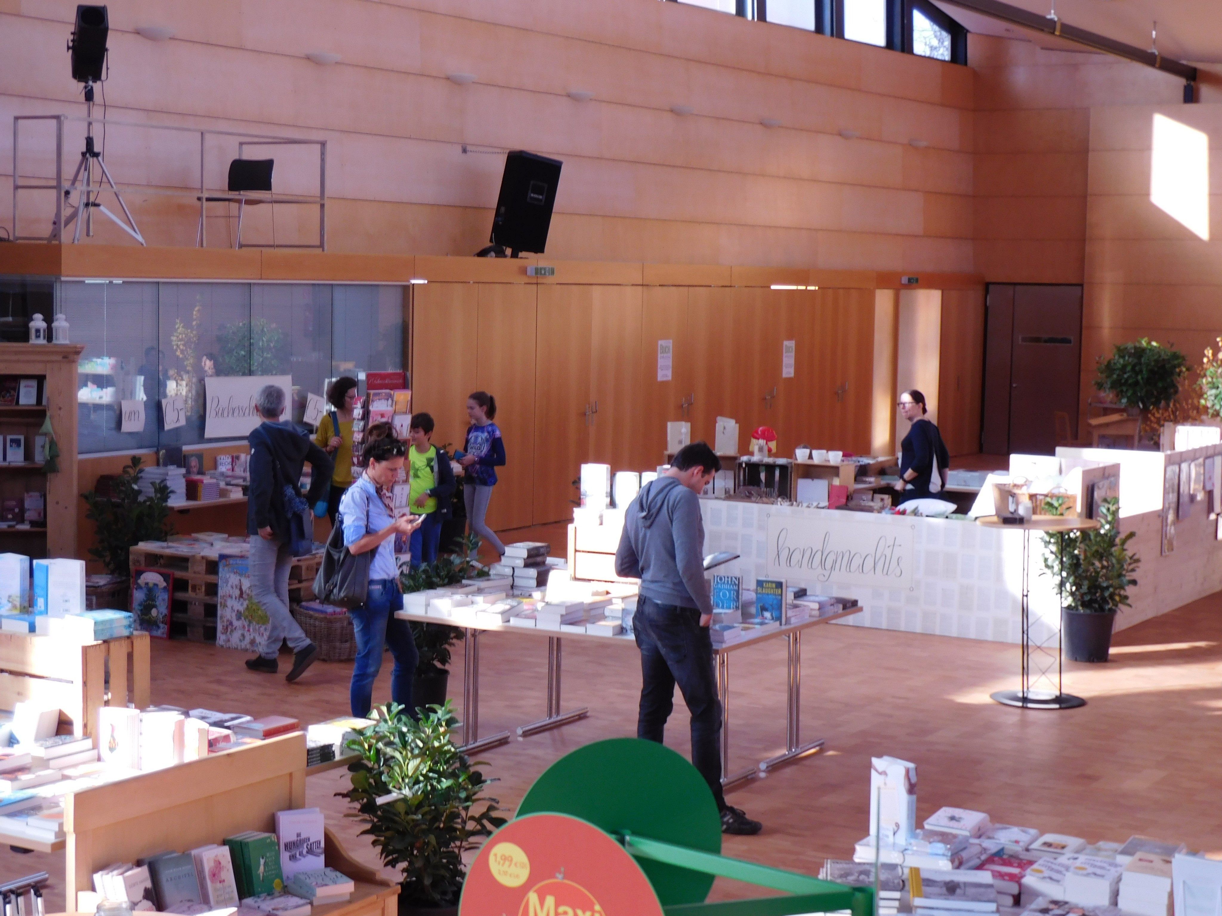 Der J.J. Ender-Saal verwandelte sich in eine große Buchhandlung Der J.J. Ender-Saal verwandelte sich in eine große Buchhandlung
