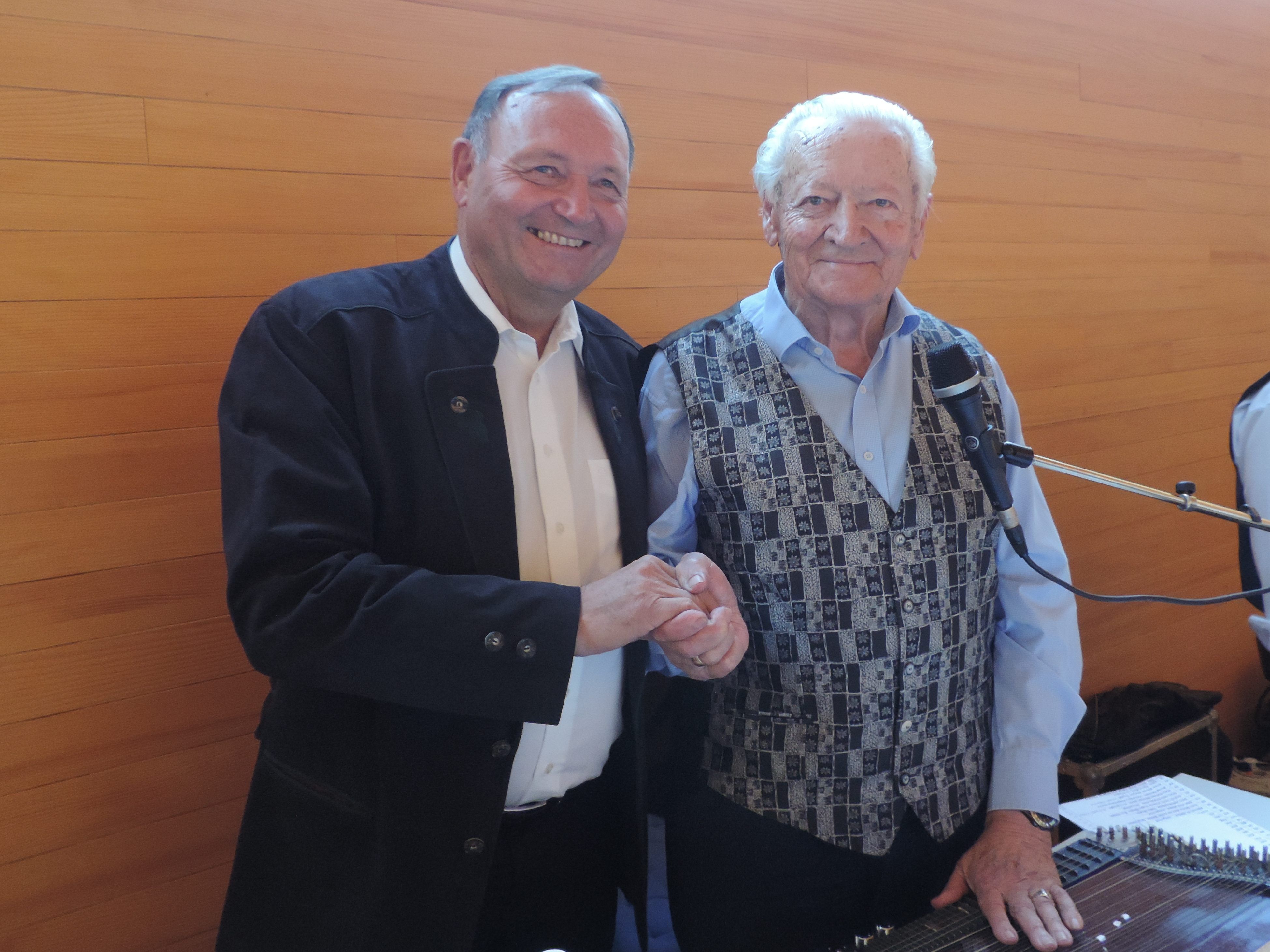 Bürgermeister Kurt Krottenhammer dankte Ludwig Bertel für seinen großen Einsatz. Bürgermeister Kurt Krottenhammer dankte Ludwig Bertel für seinen großen Einsatz.