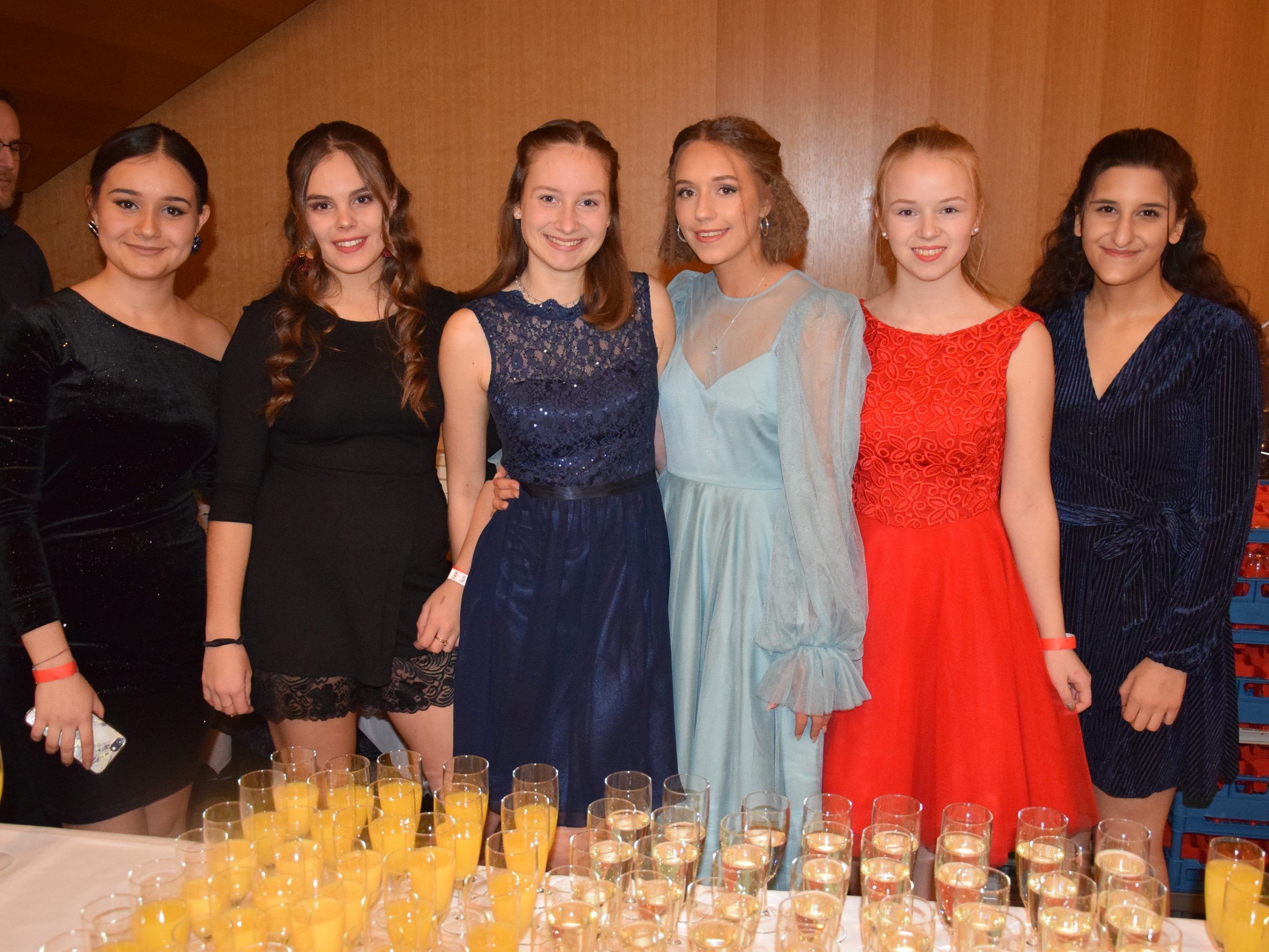 Begrüßten die Ballgäste mit einem Glas Sekt: Melisa, Vanessa, Anais, Zäzilia, Clara und Cemre vom BORG Götzis Begrüßten die Ballgäste mit einem Glas Sekt: Melisa, Vanessa, Anais, Zäzilia, Clara und Cemre vom BORG Götzis