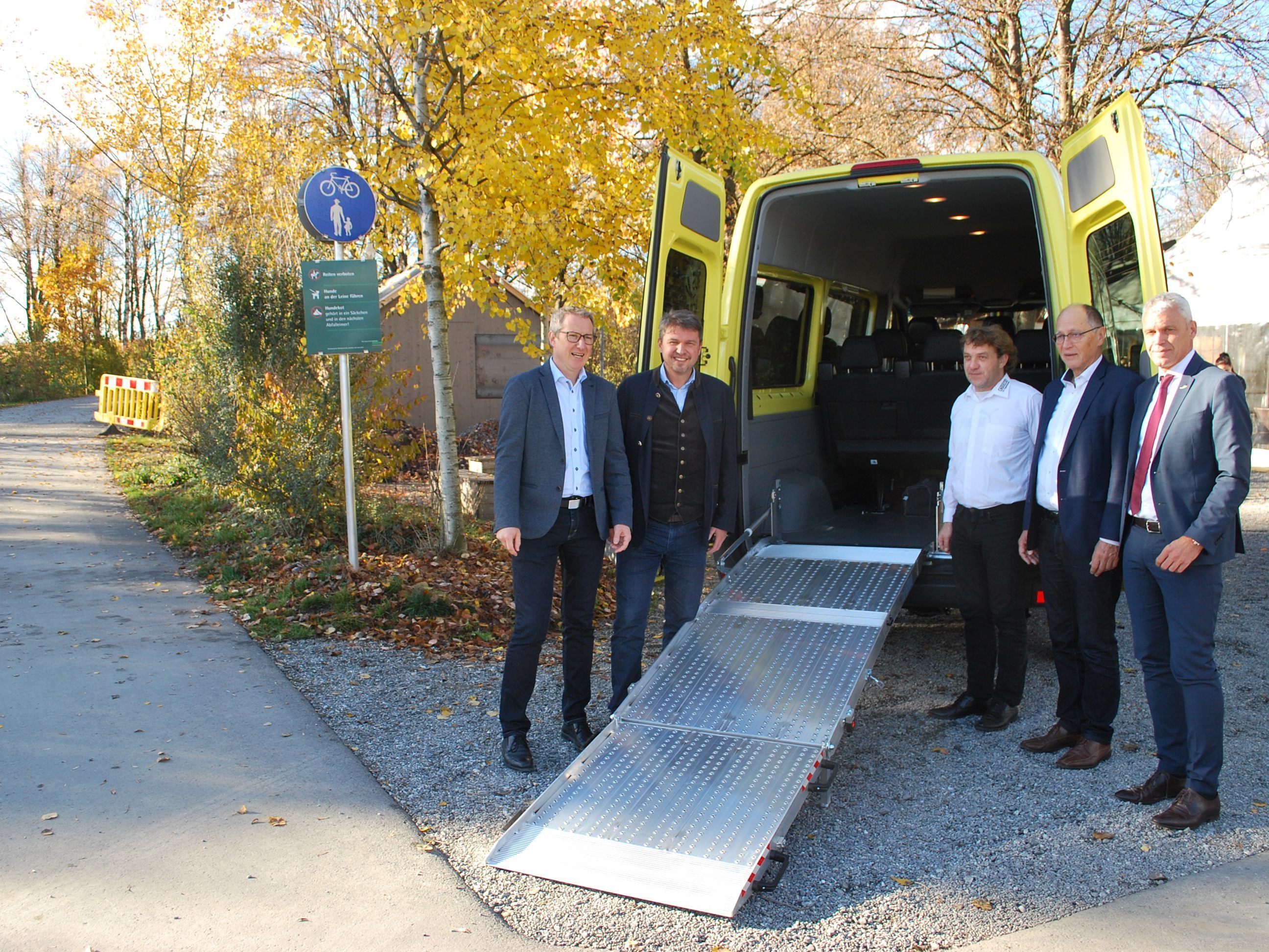 Der Anrufbus bringt die Fahrgäste auch zum Alten Rhein. (vl) Michael Stabodin GF Landbus Unterland, BM Kurt Fischer, Harald Moritz, Martin Ruepp, Wolfram Gehri, Postbus RM Der Anrufbus bringt die Fahrgäste auch zum Alten Rhein. (vl) Michael Stabodin GF Landbus Unterland, BM Kurt Fischer, Harald Moritz, Martin Ruepp, Wolfram Gehri, Postbus RM