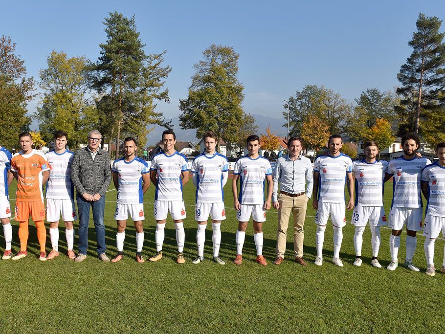 Die Kampfmannschaft mit Obmann Bernhard Neuberger und Manfred Ammann (Biedenkapp Stahlbau GmbH). Die Kampfmannschaft mit Obmann Bernhard Neuberger und Manfred Ammann (Biedenkapp Stahlbau GmbH).